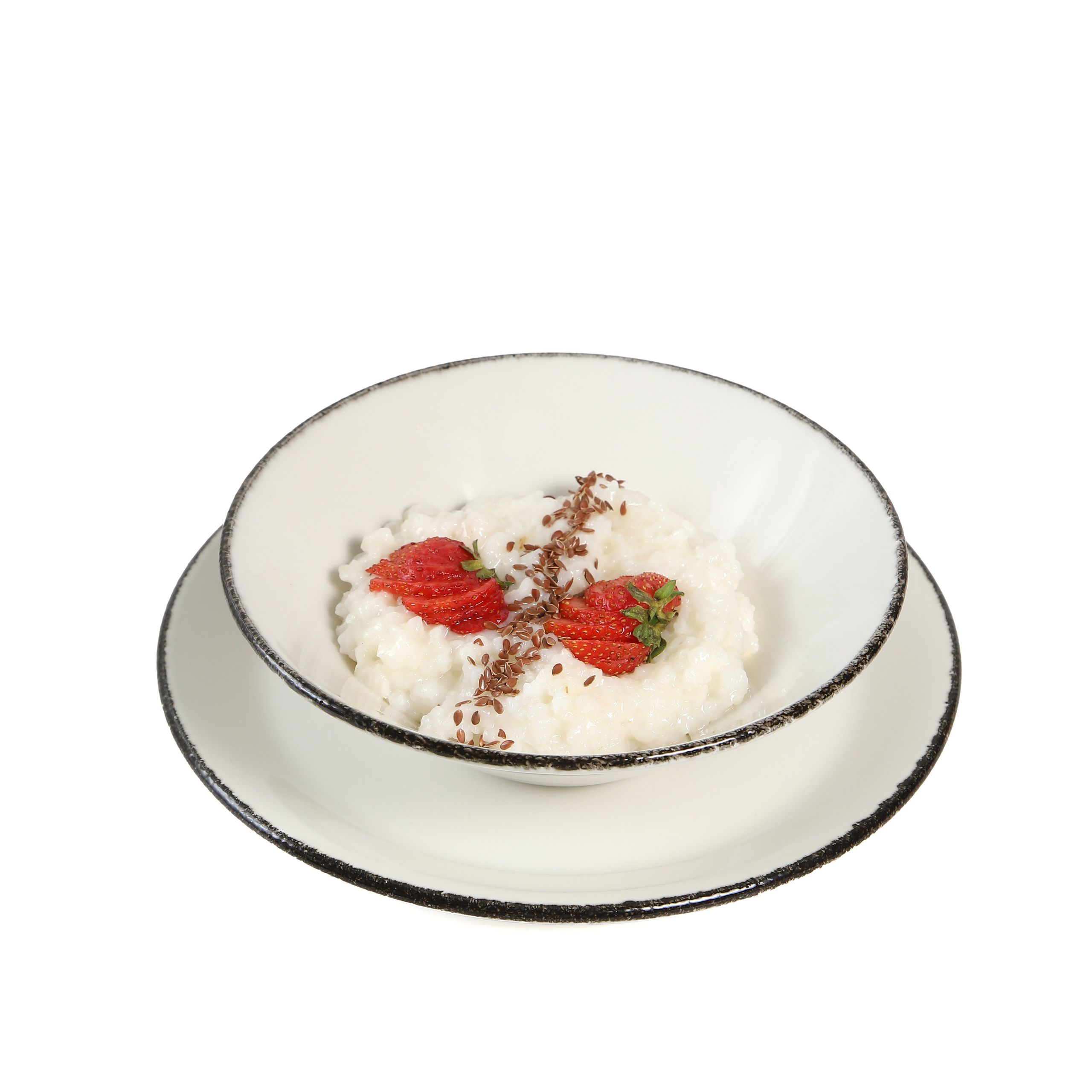 Фуд-фотография молочной каши с клубникой и мятой.