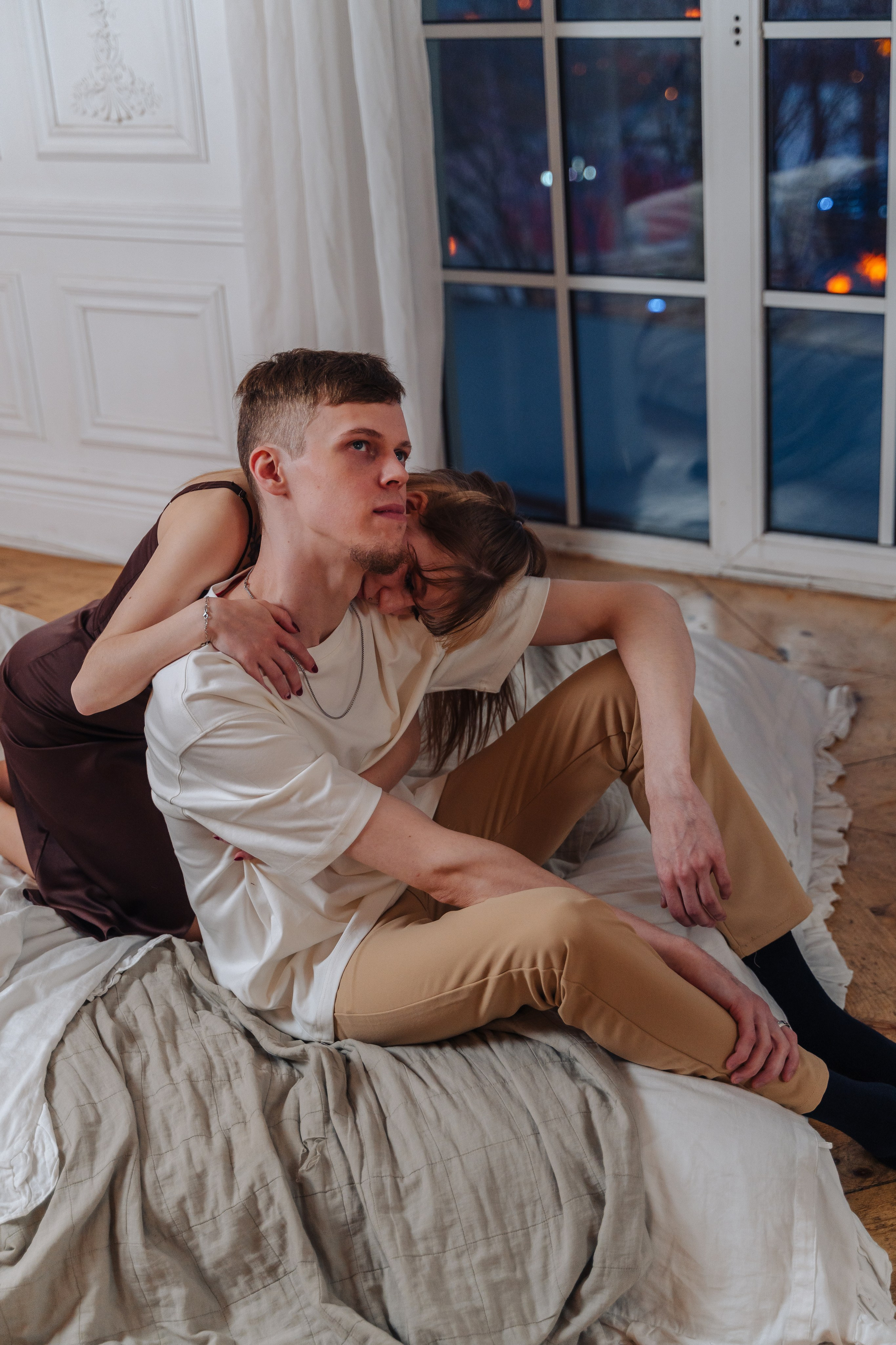 Зимняя фотосессия лавстори с предложением руки и сердца в фотостудии