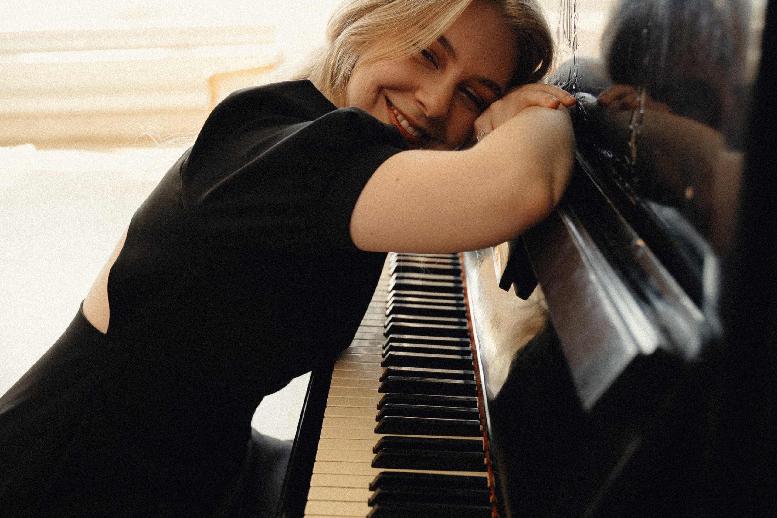 Александра пианистка. Главная