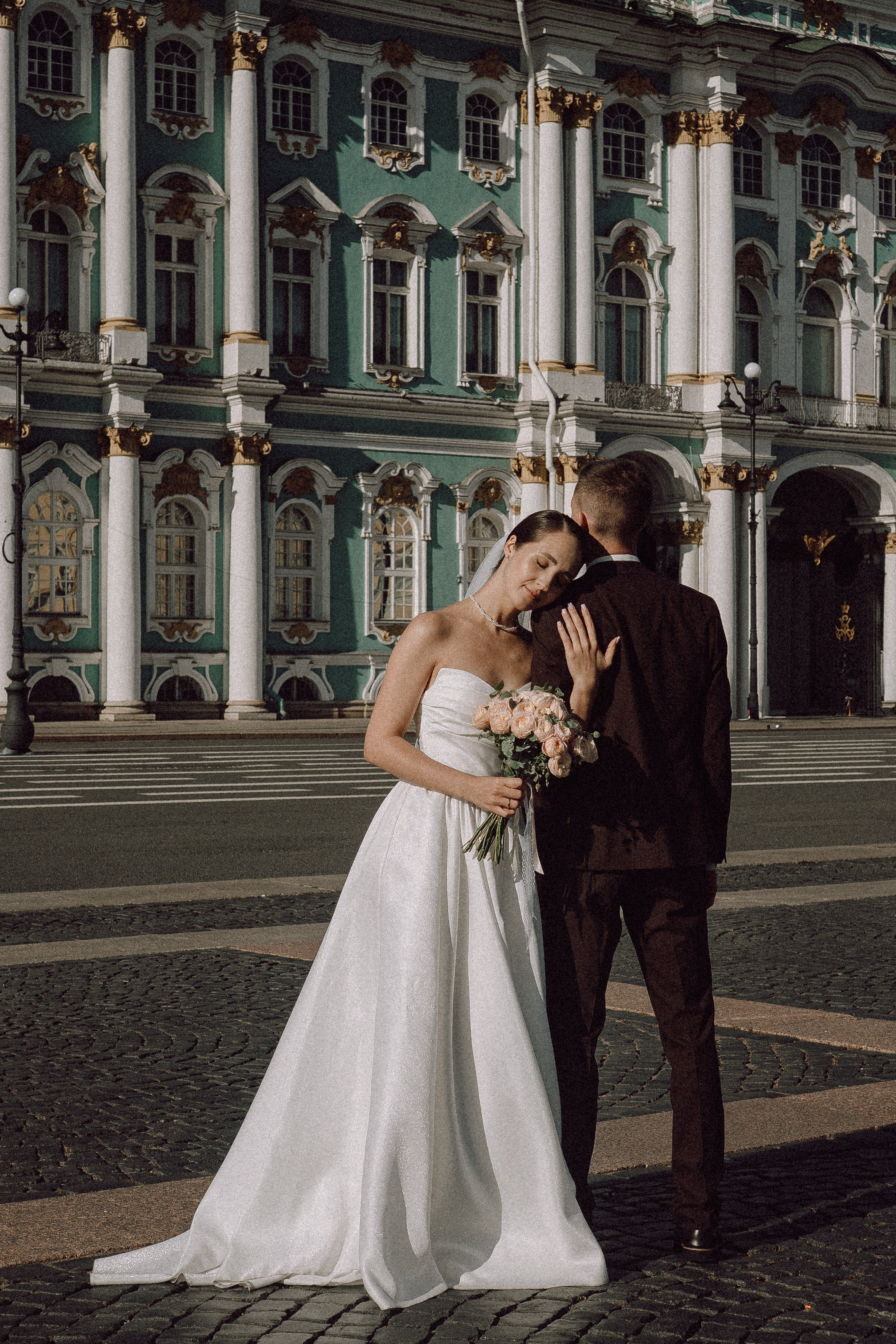 СВАДЕБНАЯ ПРОГУЛКА В САНТК-ПЕТЕРБУРГЕ (ИСАКИЕВСКИЙ СОБОР, ЗИМНЯЯ КАНАВКА, ЭРМИТАЖ И БОЛЬШАЯ МОРСКАЯ УЛИЦА). Профессиональный фотограф, Санкт-Петербург — Виктория Богомолова