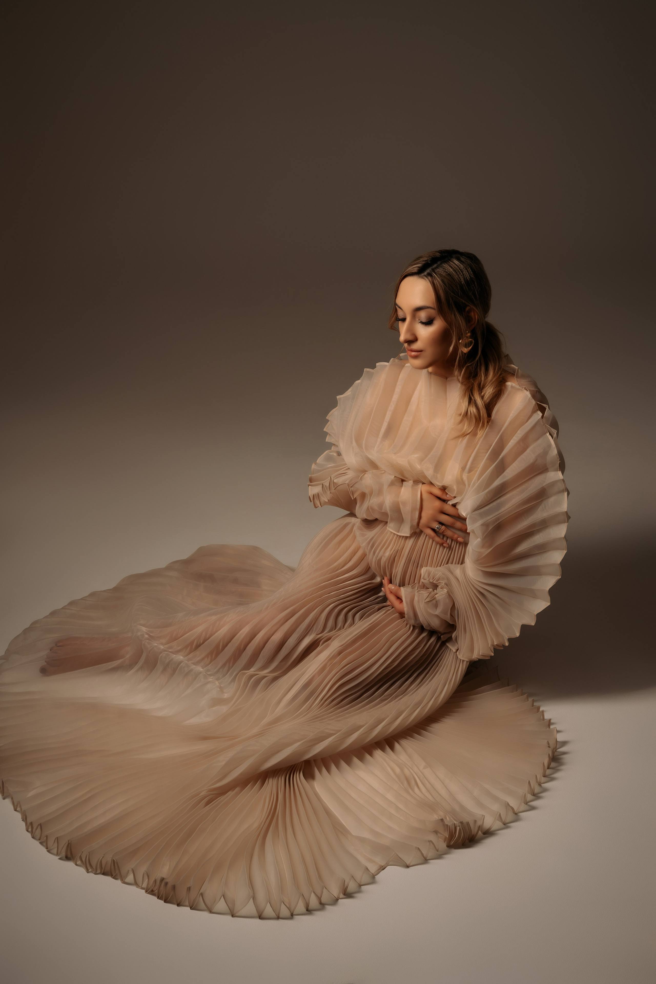 Бежевое платье гофре. Профессиональный Фотограф в Казани Яна Забелина