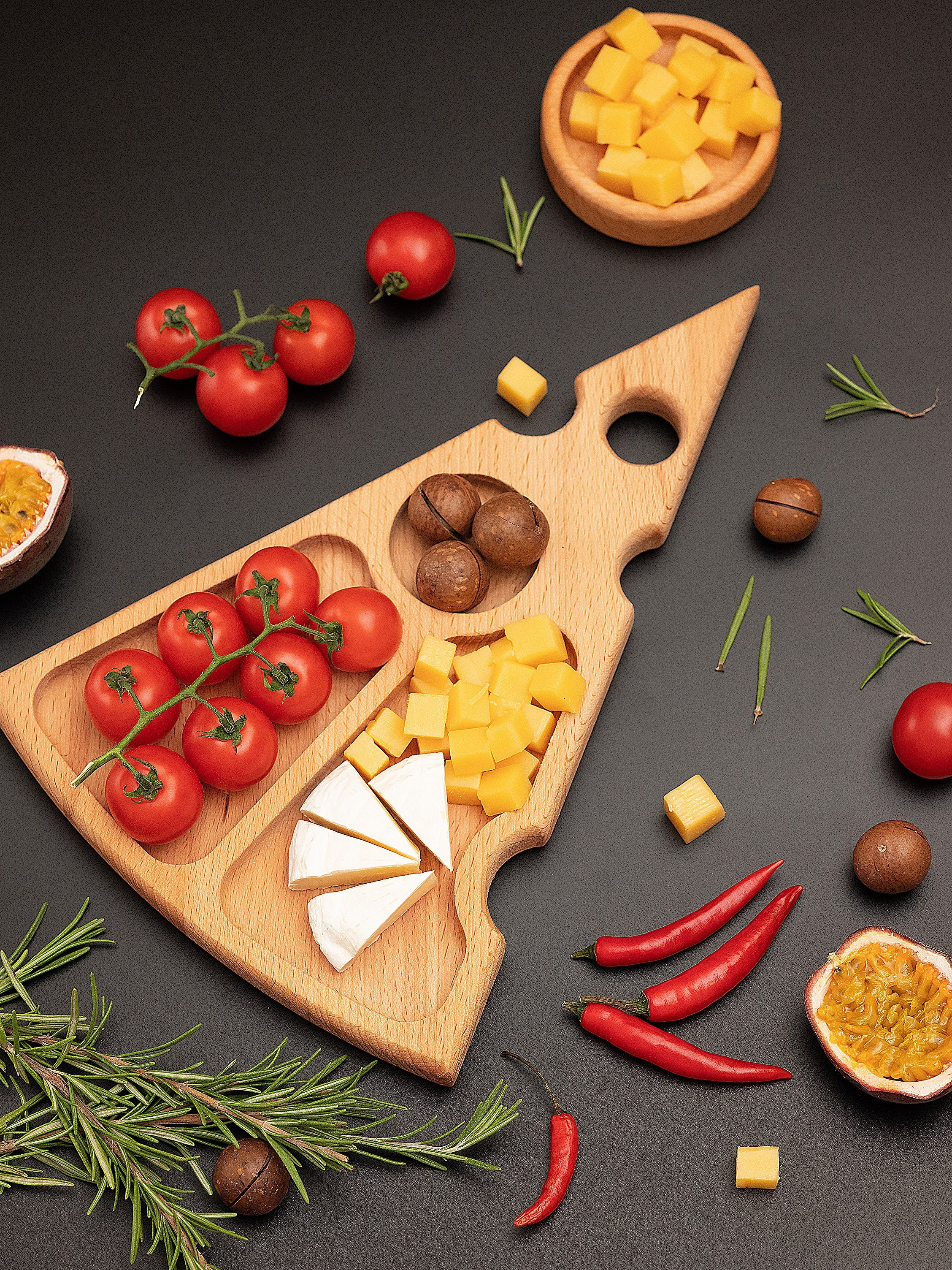  каталожная съемка, рекламное фото,фудфото  , масло сыродавленное на черном зеркальном фоне