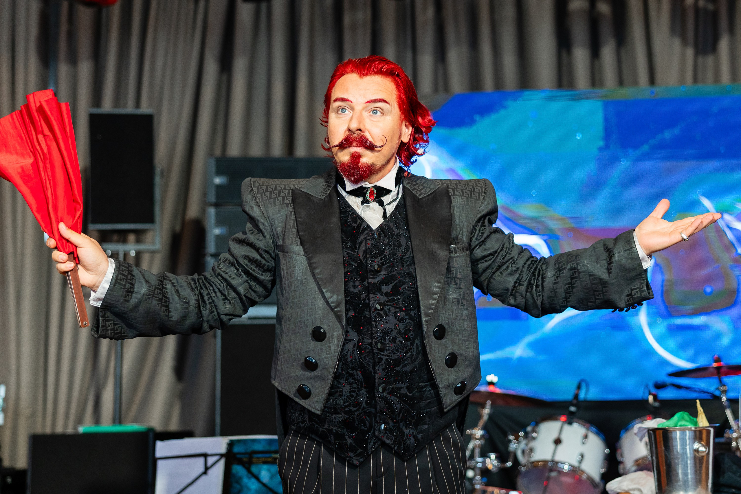 Фокусник показывает фокусы на концерте перед зрителями