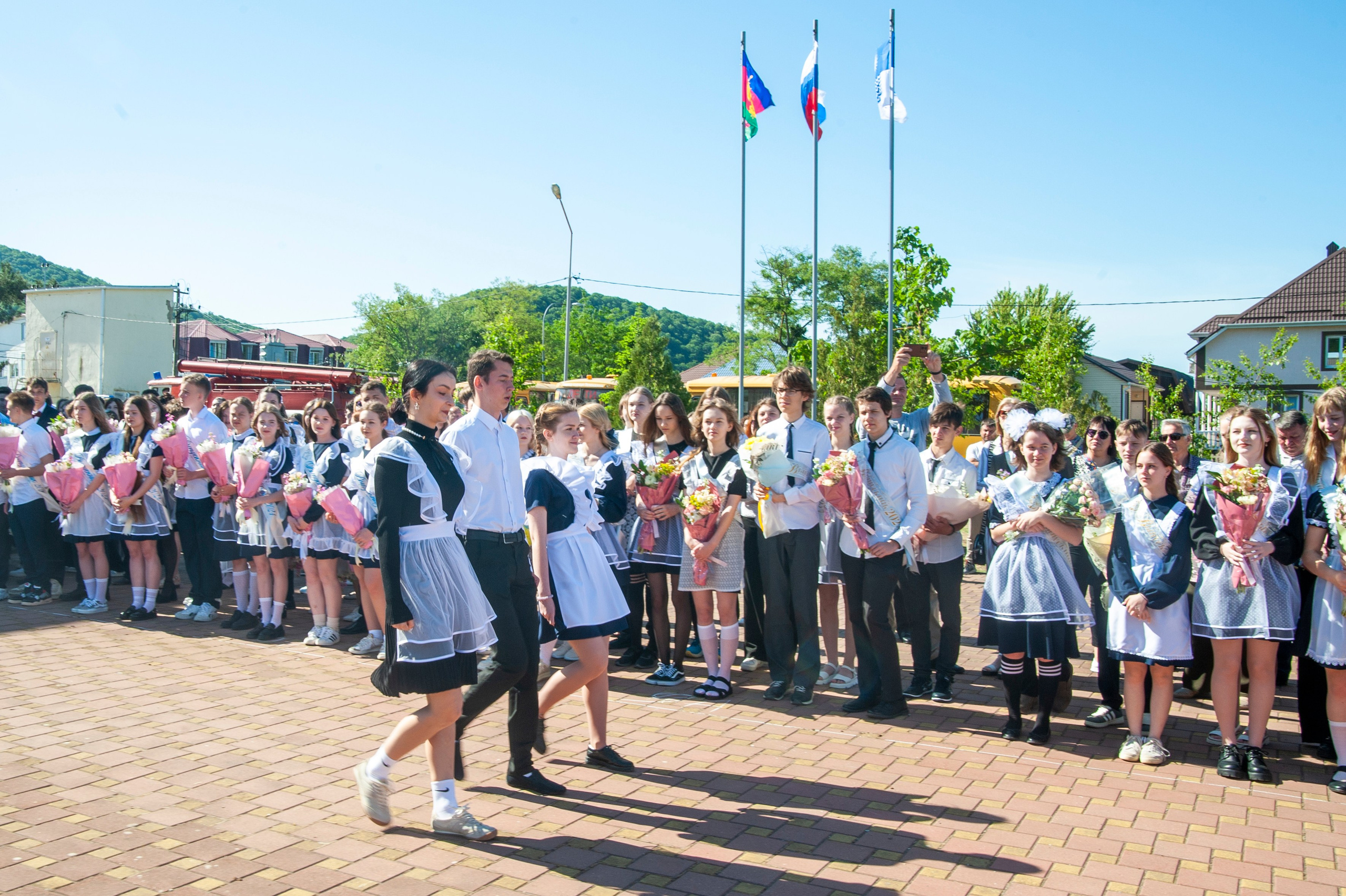 Последний Звонок МАОУ СОШ № 17 им. Эдуарда Есаяна — Архипо-Осиповка. Свадебный и семейный фотограф Денис Лукьянов в Краснодаре, Краснодарском крае и Республике Крым
