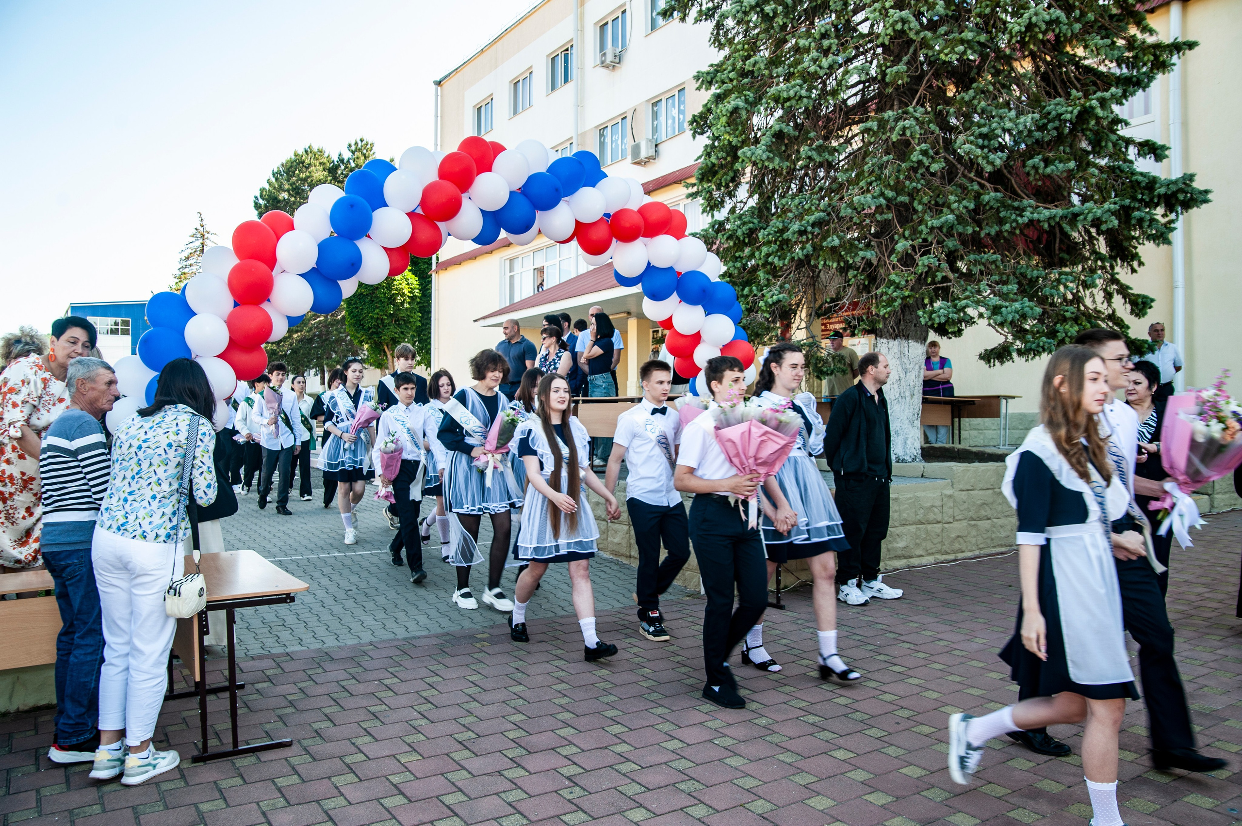 Последний Звонок МАОУ СОШ № 17 им. Эдуарда Есаяна — Архипо-Осиповка. Свадебный и семейный фотограф Денис Лукьянов в Краснодаре, Краснодарском крае и Республике Крым