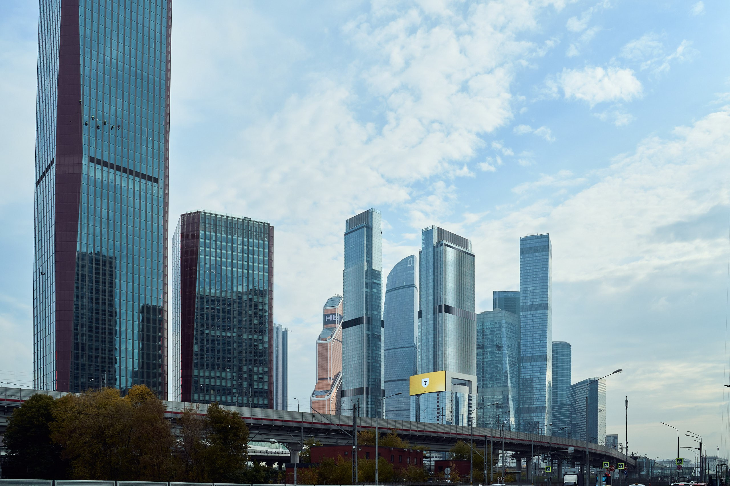 Архитектурное фото бизнес-центра iCity на фоне рядом расположенного Москва-сити