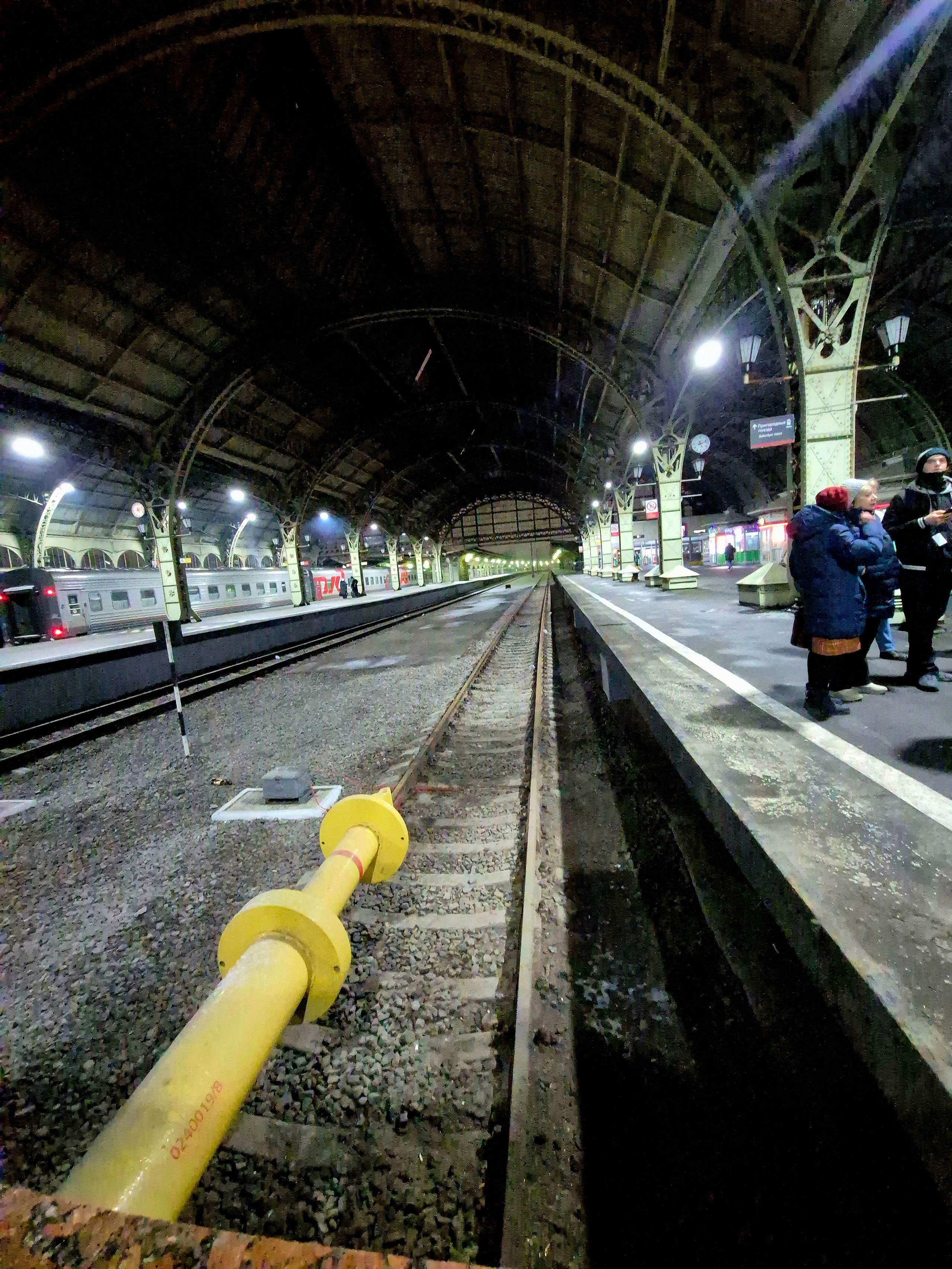 Вокзал стоит пустой. Поезда в Прибалтику не ходят нынче. Несколько составов в день в сторону Беларуси