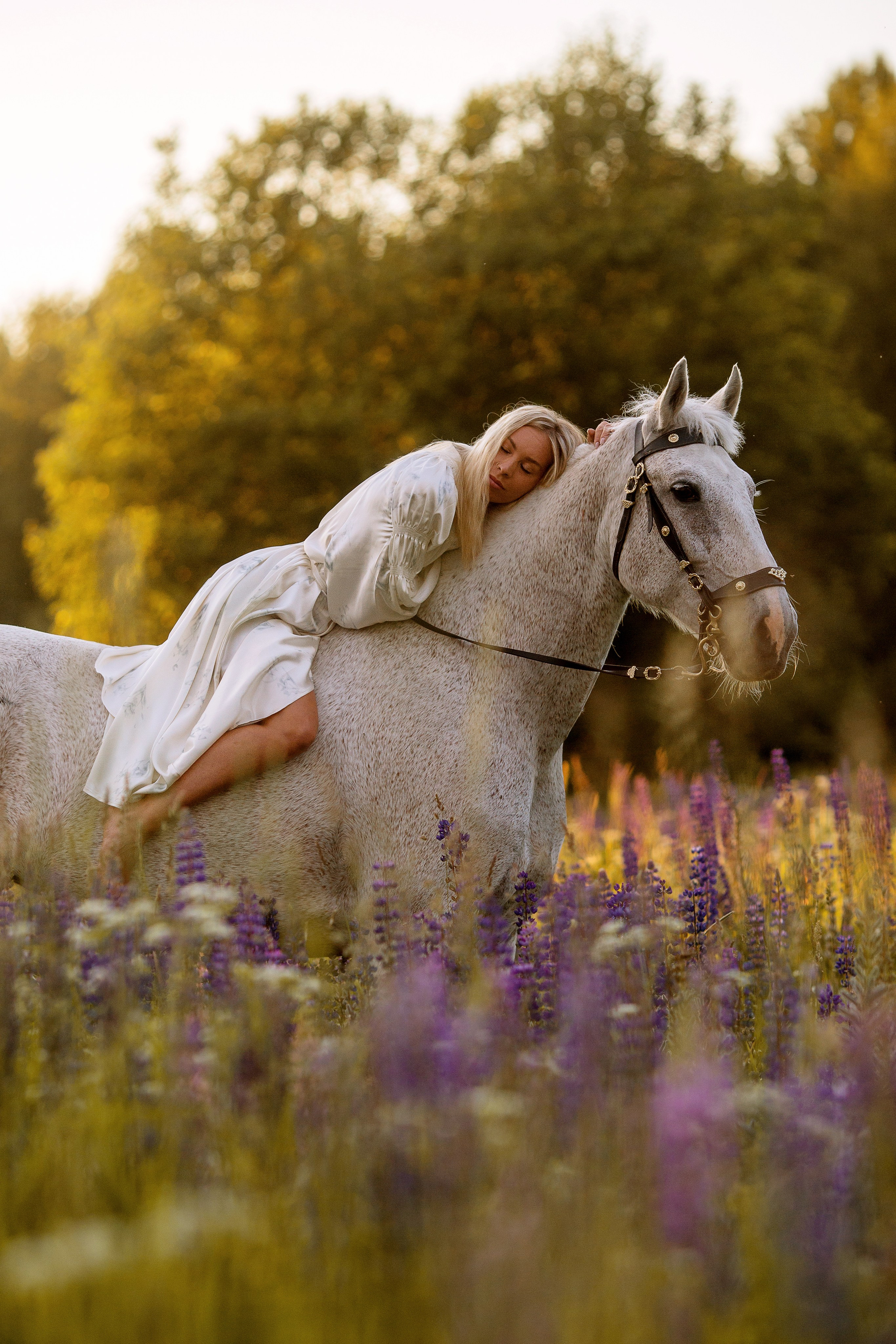 Фотосессия с лошадью в люпинах