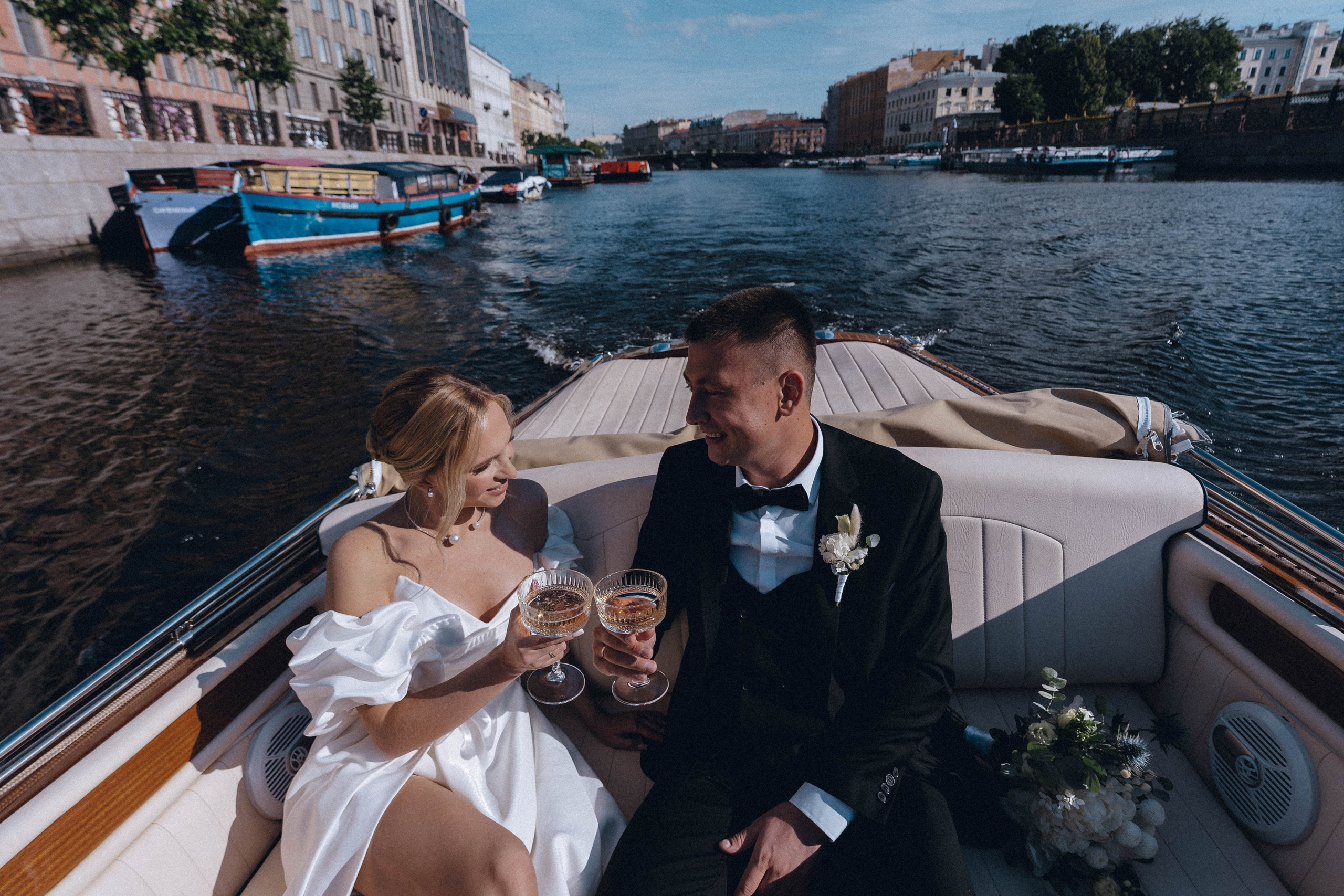 СВАДЕНБНАЯ СЬЕМКА НА КАТЕРЕ ПО КАНАЛАМ САНКТ-ПЕТЕРБУРГА И В АКВАТОРИИ НЕВЫ. Профессиональный фотограф, Санкт-Петербург — Виктория Богомолова