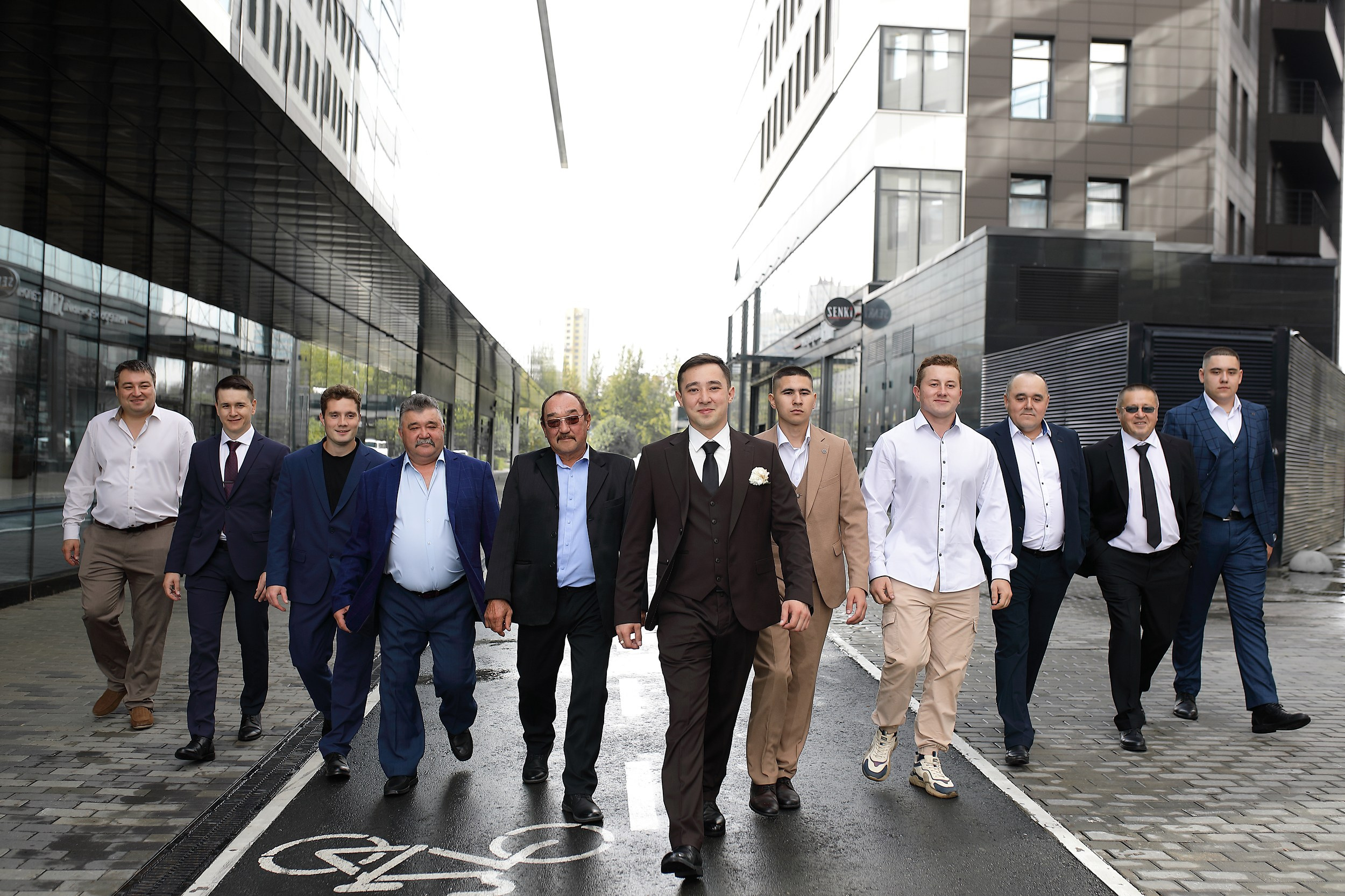 свадебная фотосессия молодоженов в Екатеринбурге клевер парк