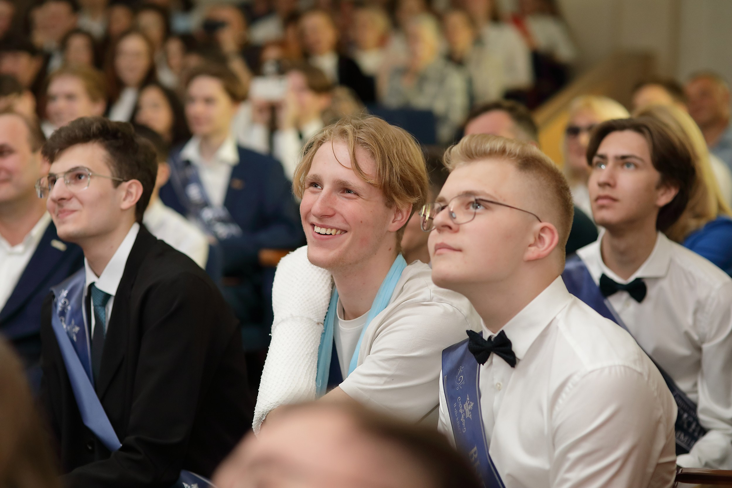 Последний звонок (актовый зал). Свадебный и семейный фотограф и видеограф в Екатеринбурге Полянские Тимур и Анастасия