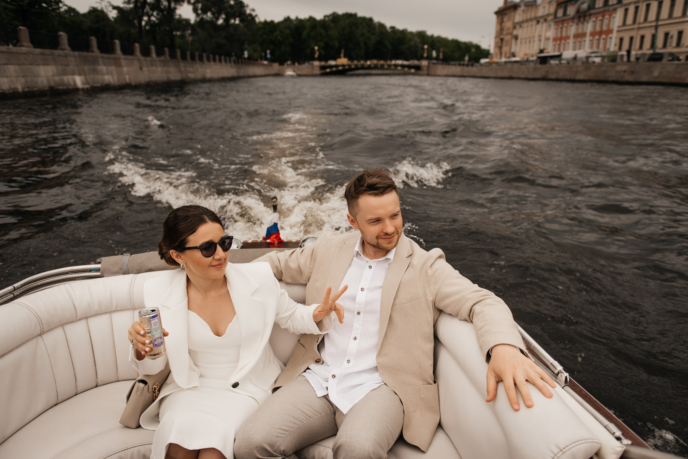 свадебная прогулка на катере по Неве