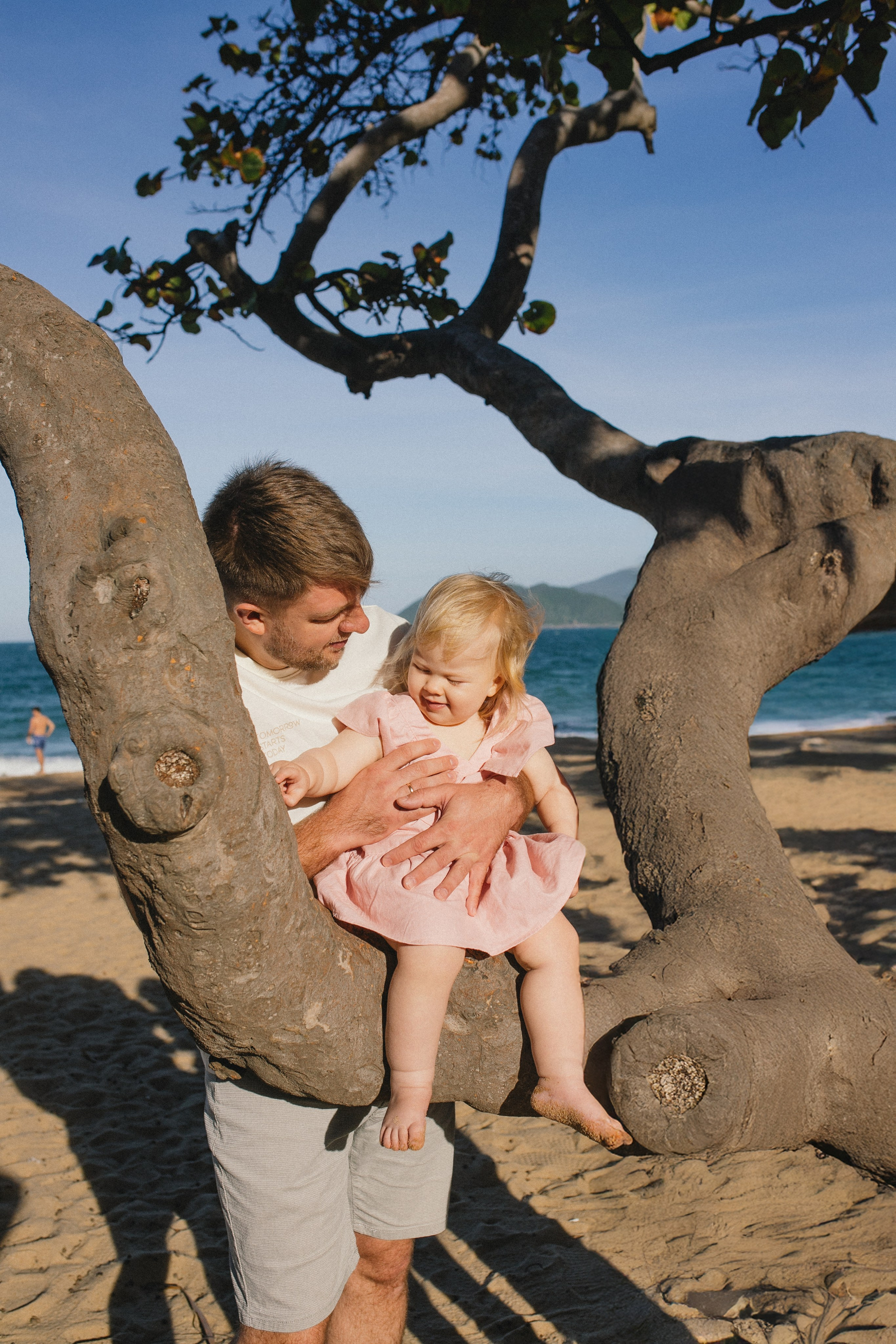 Вика и Влад с Соней на пляже. Главная