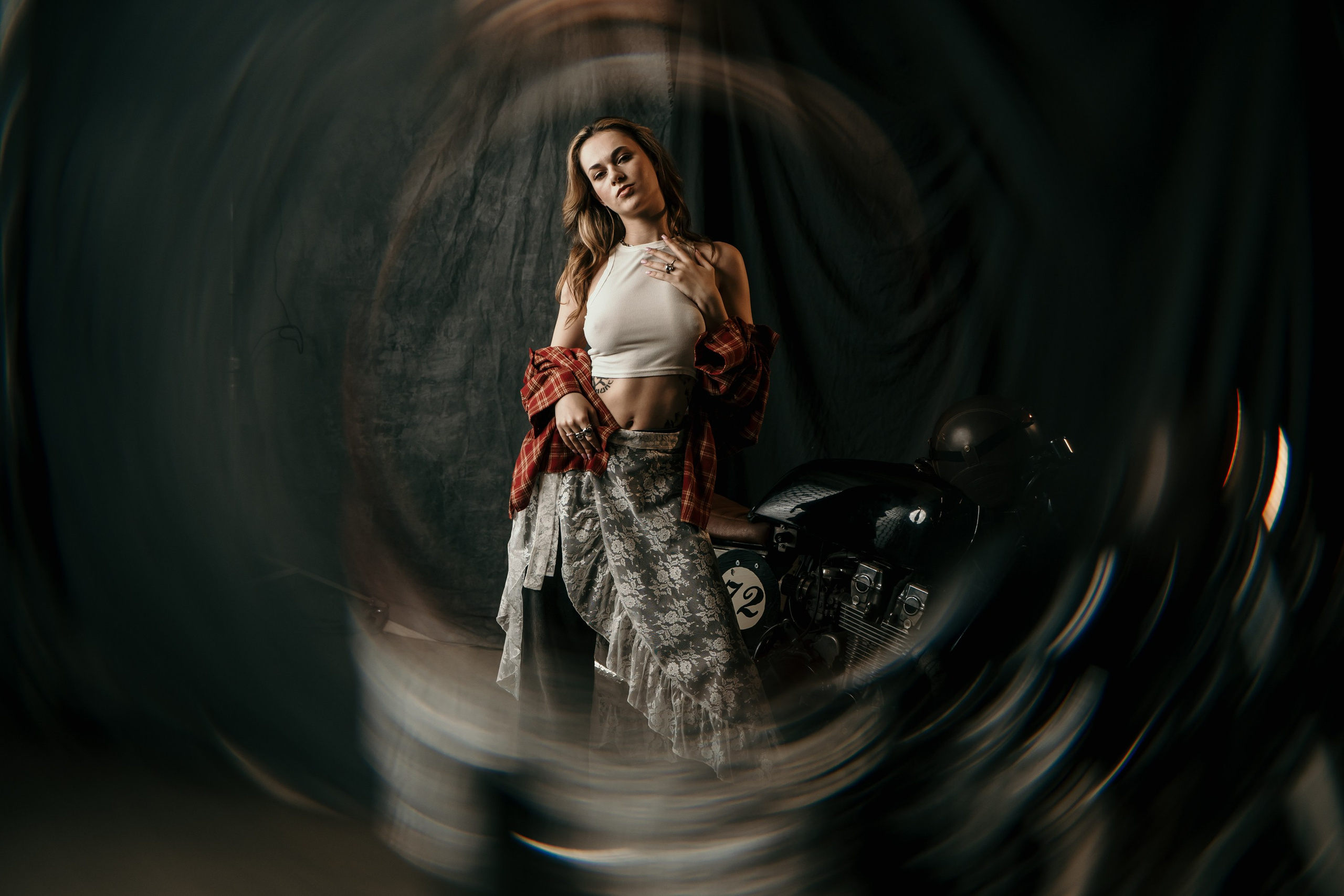 Фотосессия с мотоциклом в студии в Санкт-Петербурге. Свадебный, семейный, портретный, репортажный фотограф в Санкт-Петербурге