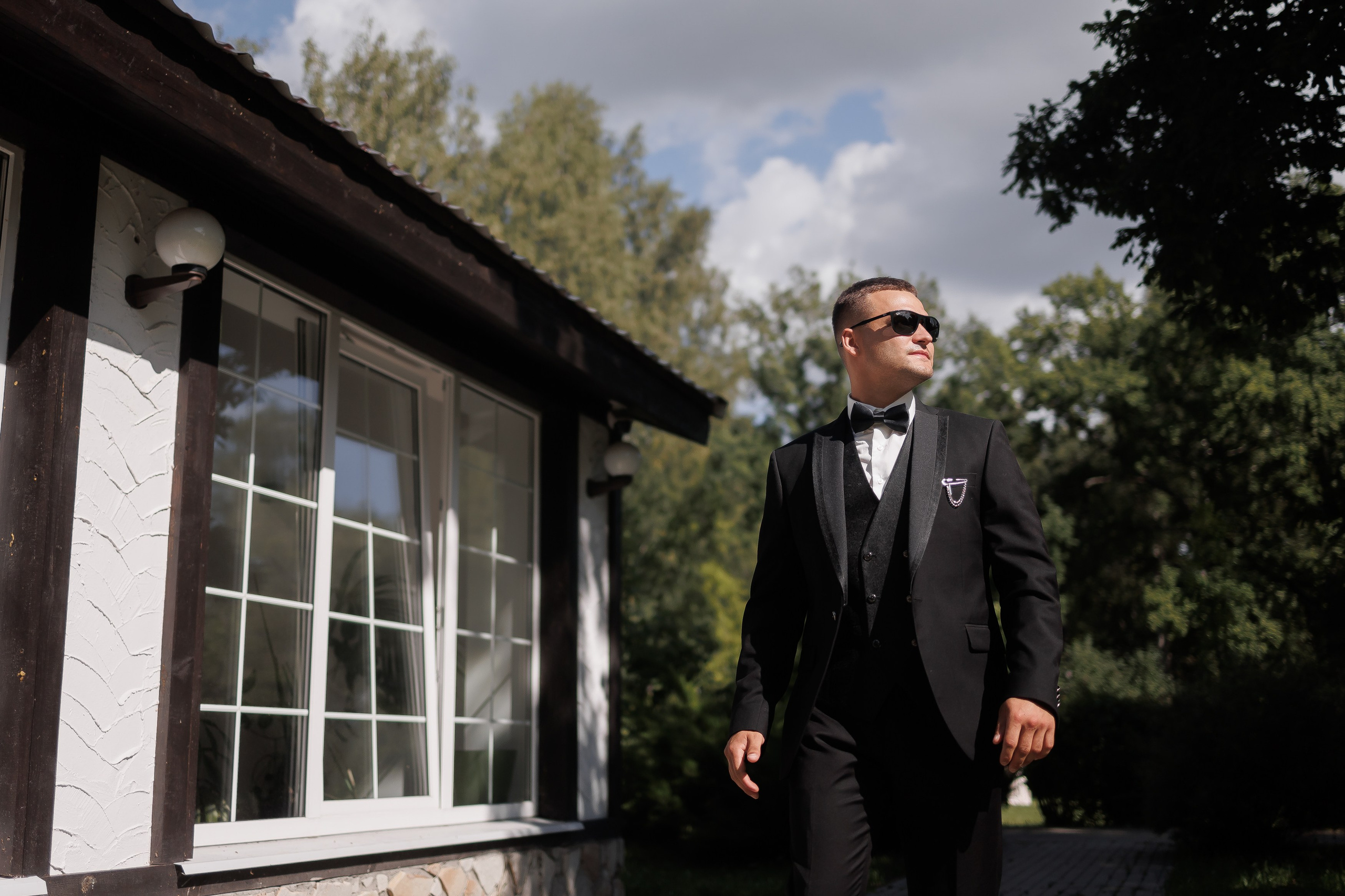 Брутальный и стильный жених в очках, который не умеет фотографироваться