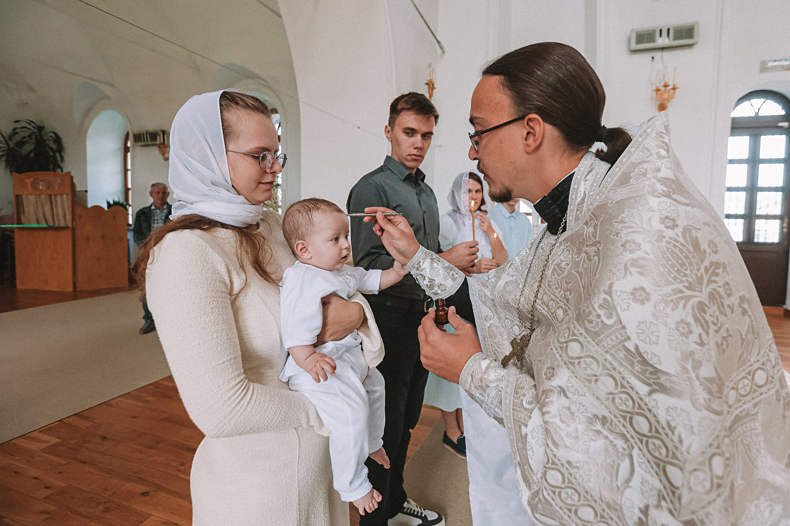 Крещение церковь около моста влюбленных. Семейный фотограф Тюмень, фотограф на роды Салмина Мария