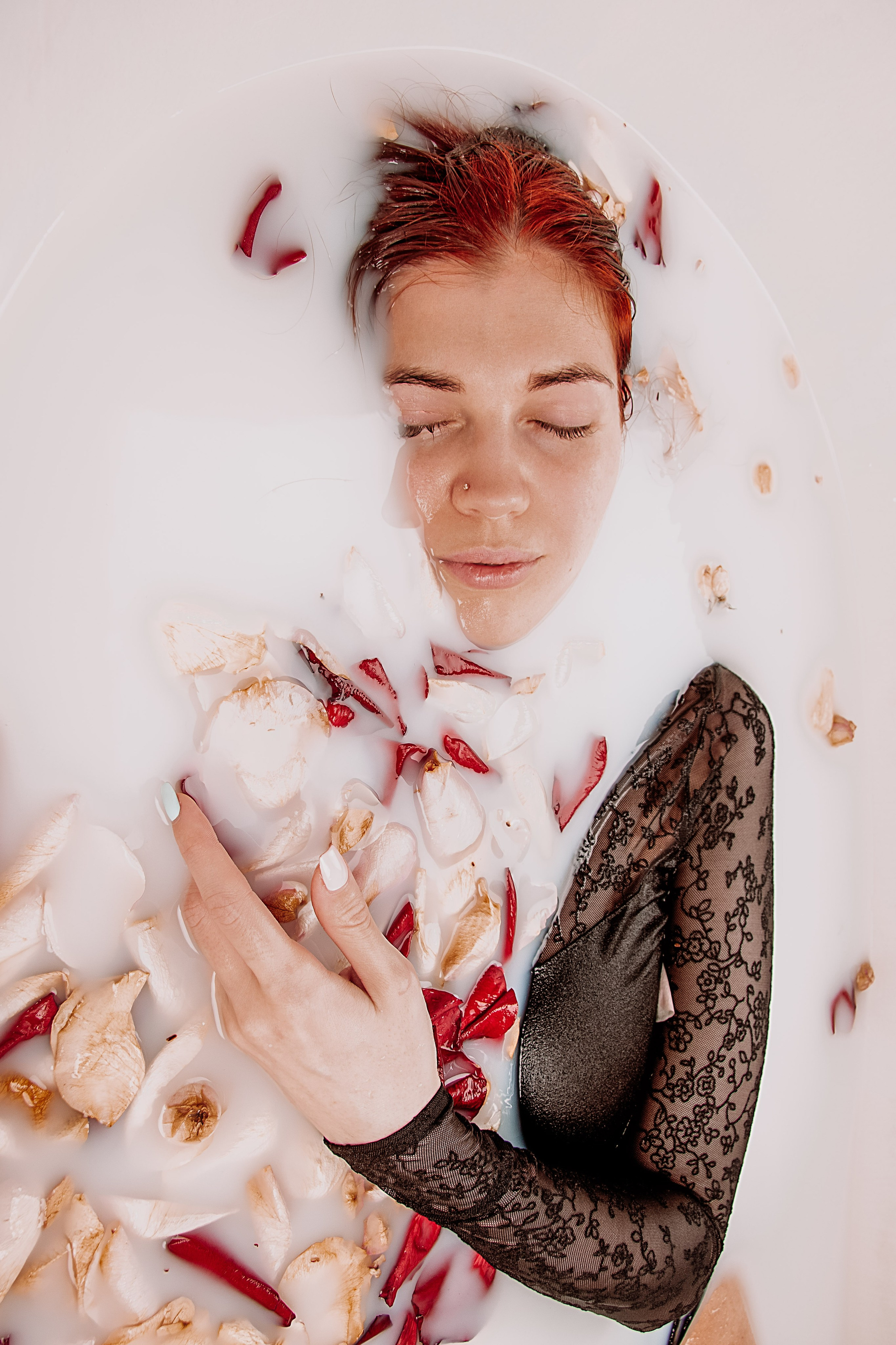 нежная фотография девушки в ванной 