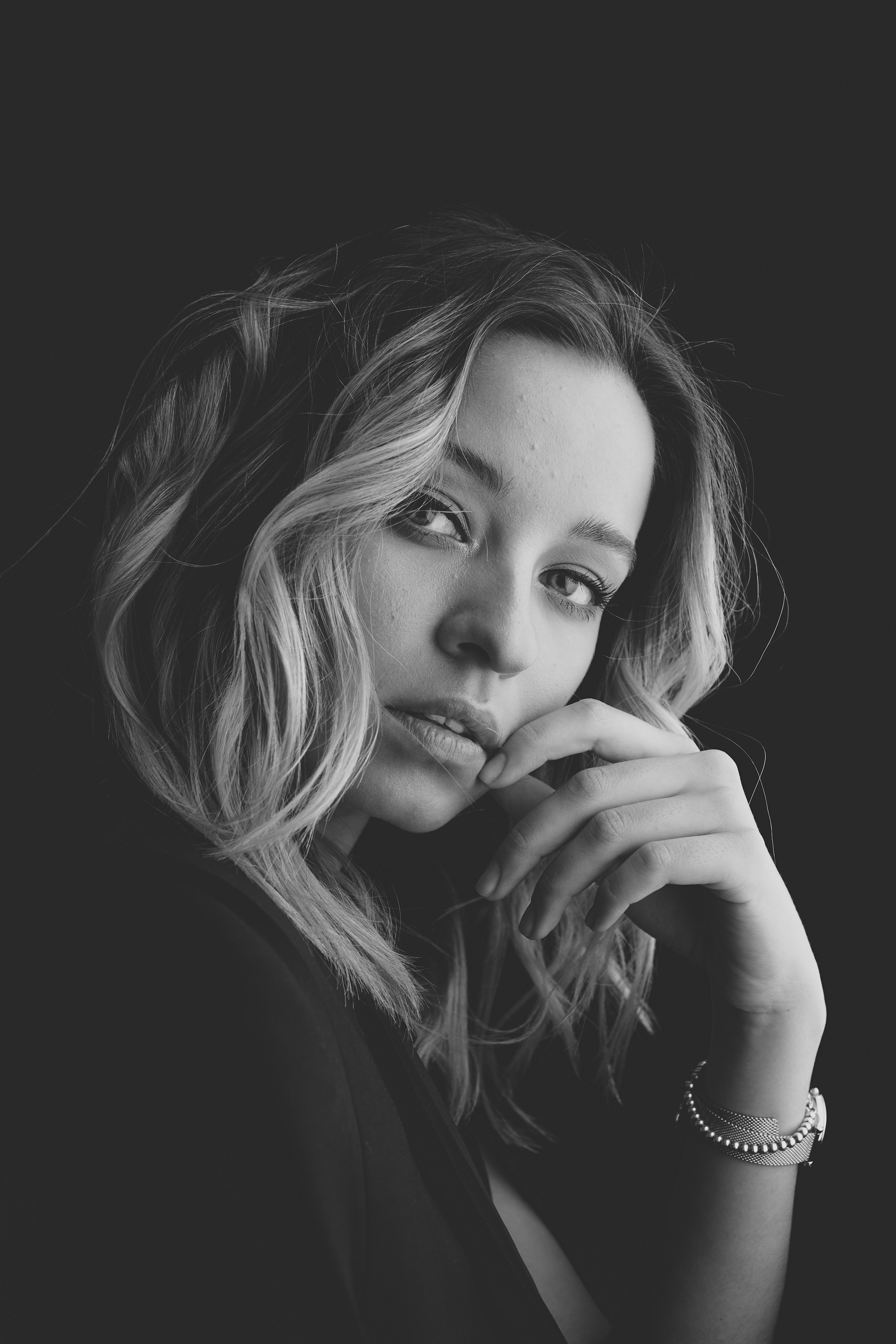 Черно-белая фотосессия в интерьерной студии для Алины. Репортажный и женский фотограф в Новосибирске