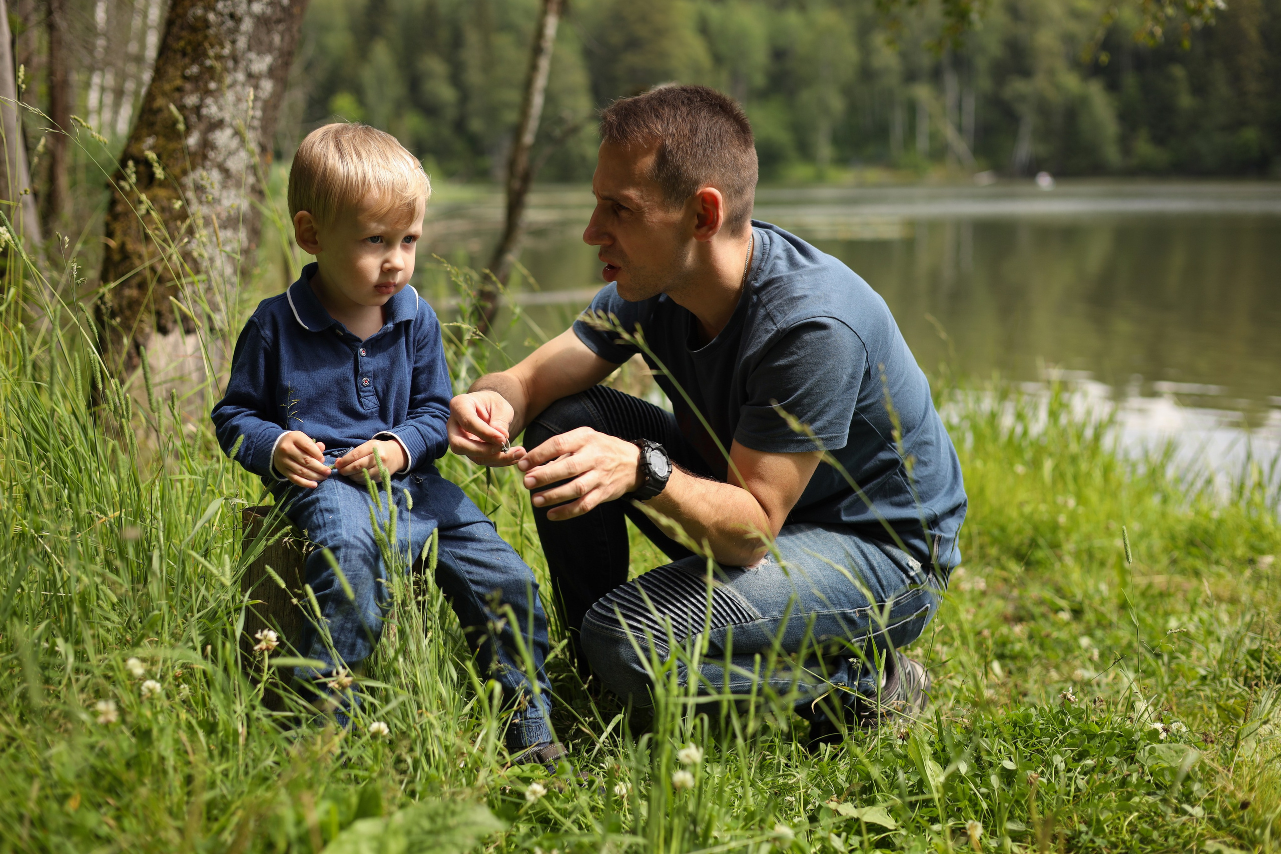 фотосессия с ребенком около озера летом папа с сыном смотрят друг на друга