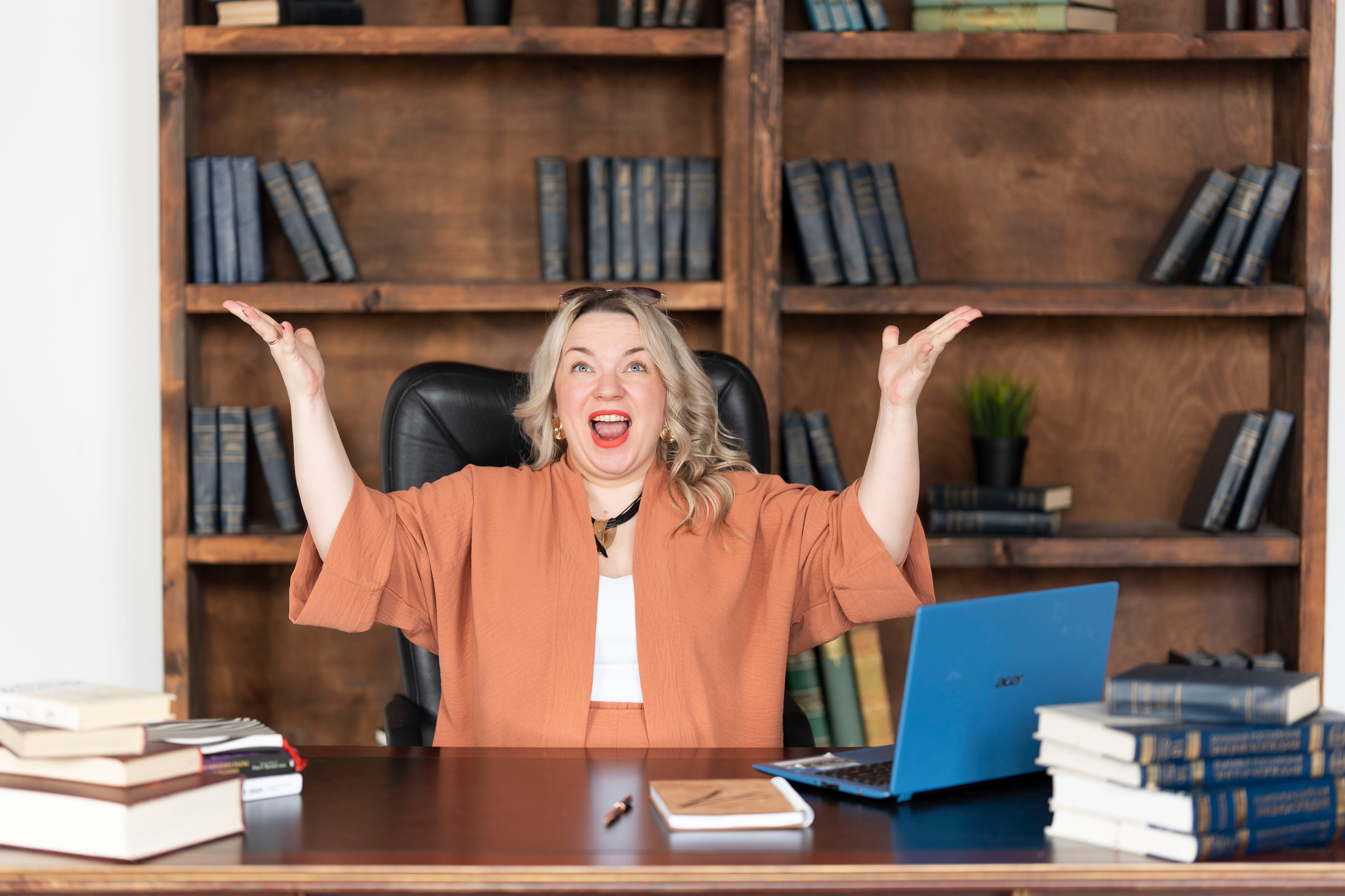 Анна. Владелица компании по бухгалтерскому учету. Главная