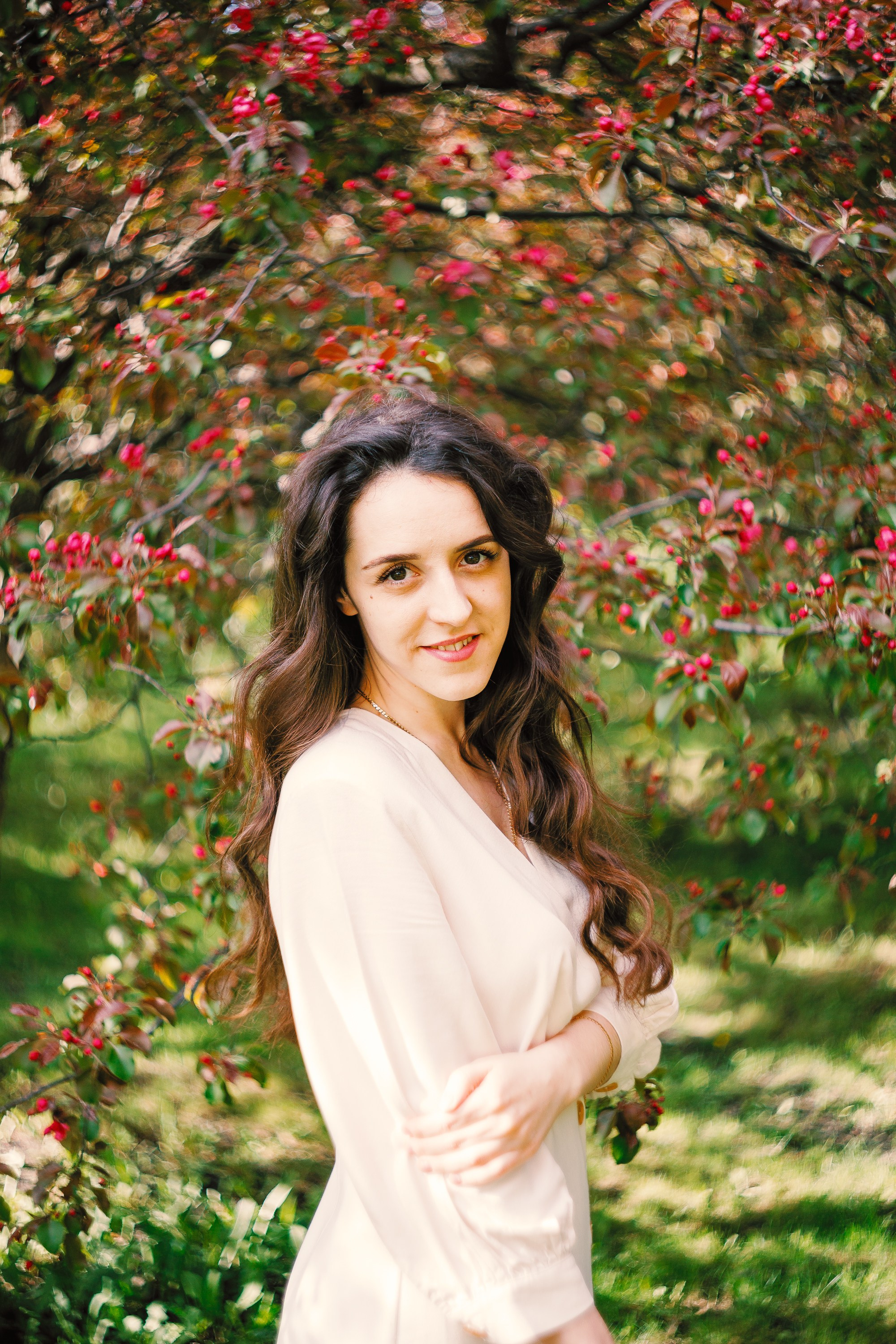 Индивидуальная фотосессия в Коломенском парке в цветущих деревьях.