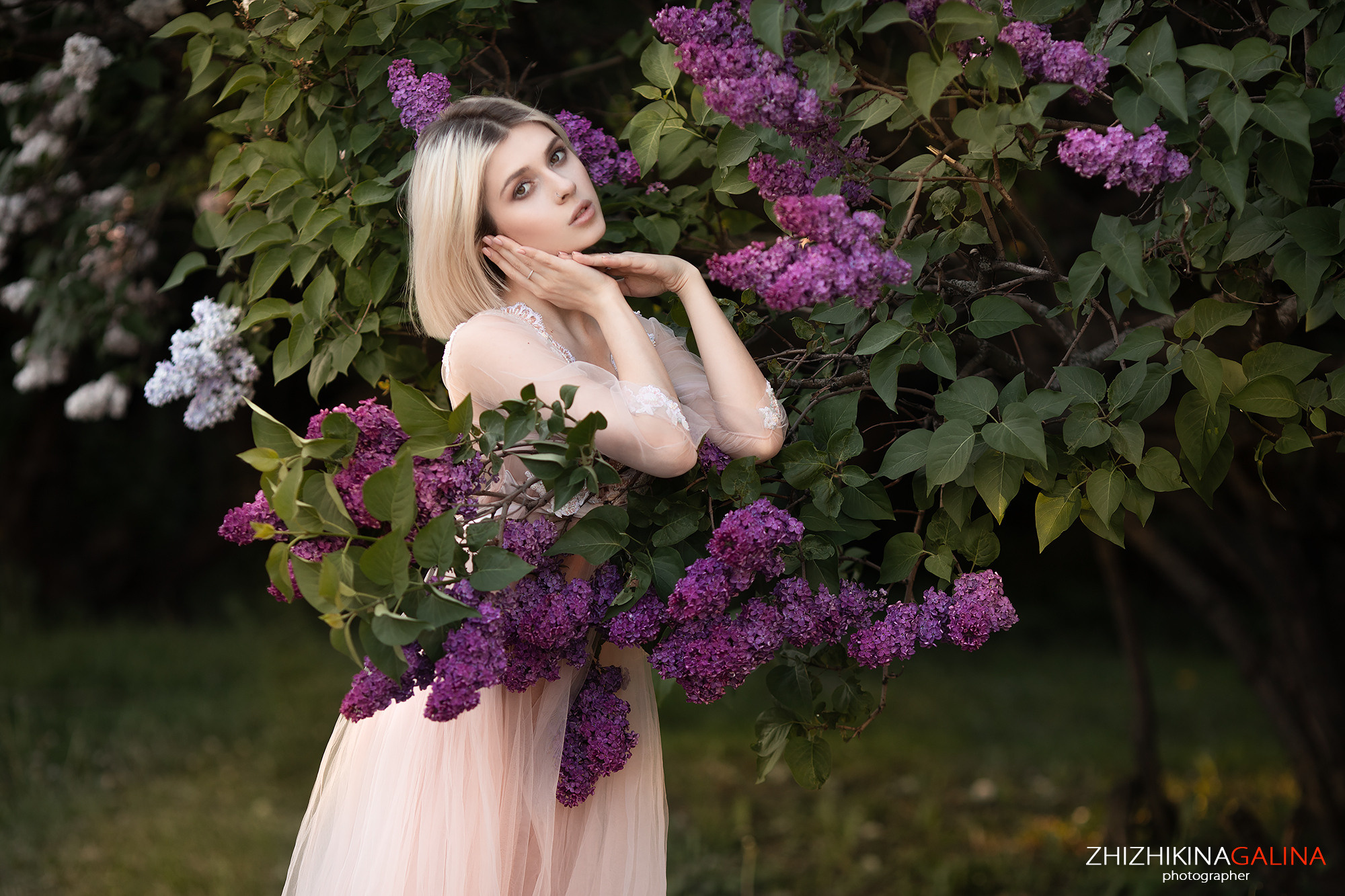 женский фотограф, фотогпрогулка, уличная фотосессия, фотосессия на улице, фотосессия в цветении, портретный фотограф, портретная фотосессия, фотограф москва, фотограф в москве, жижикина галина, женский портрет