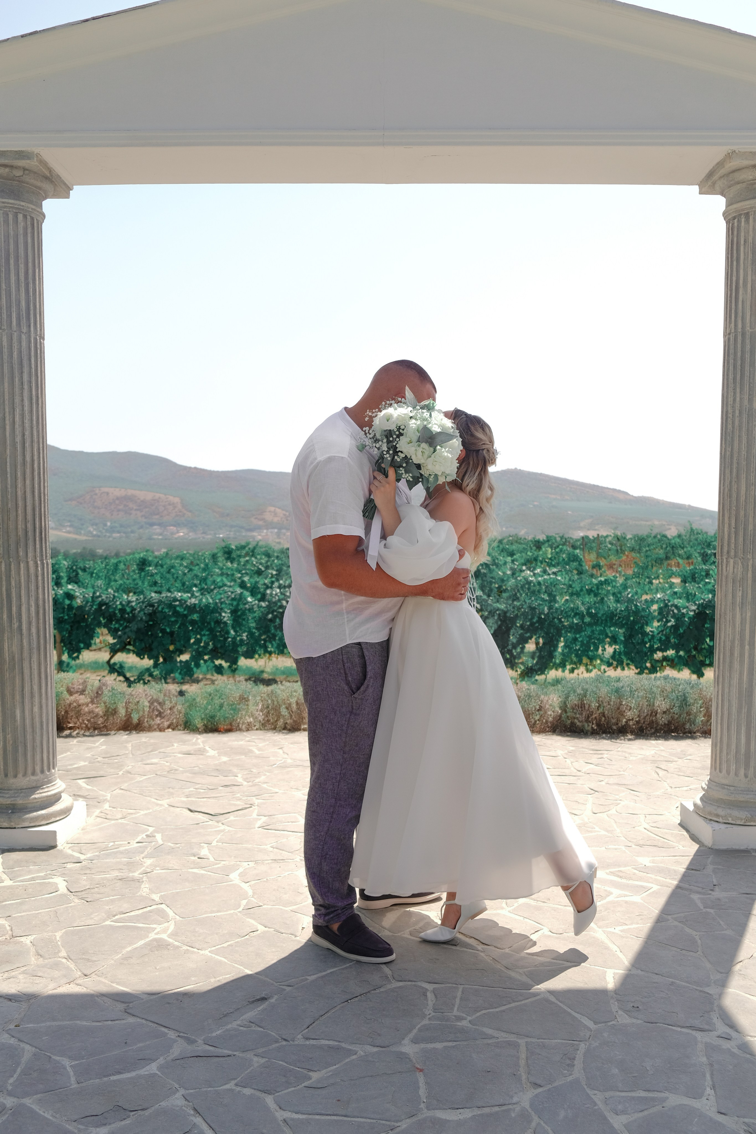 Свадебная фотосессия в Новом Херсонесе и Золотой балке. Профессиональная фотосъемка в Крыму. Натуральные эмоции и живые кадры. Забронируйте дату прямо сейчас!