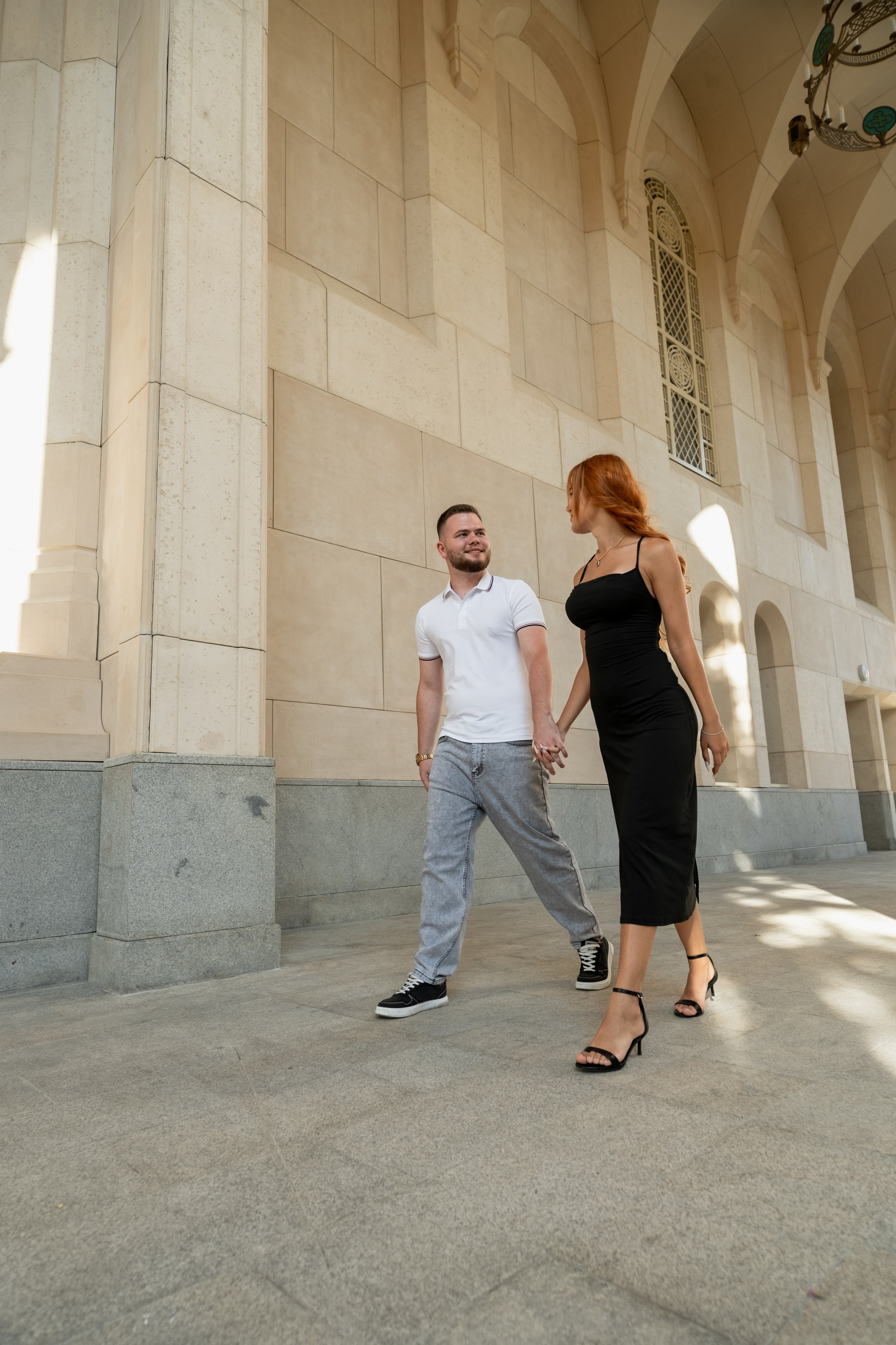 Молодая парочка гуляет по новому глядя друг другу в глаза