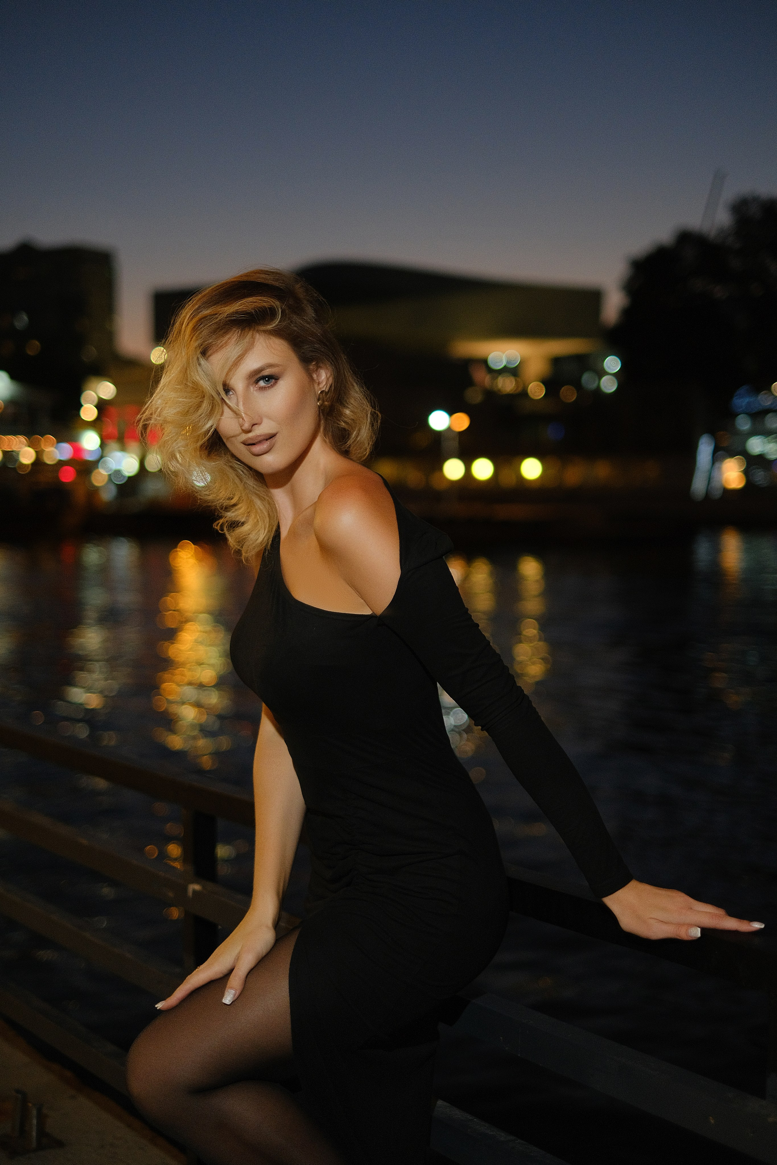 Дарья в центре города и осеннем лесу. Профессиональная фотосъемка в Крыму. Натуральные эмоции и живые кадры. Забронируйте дату прямо сейчас!