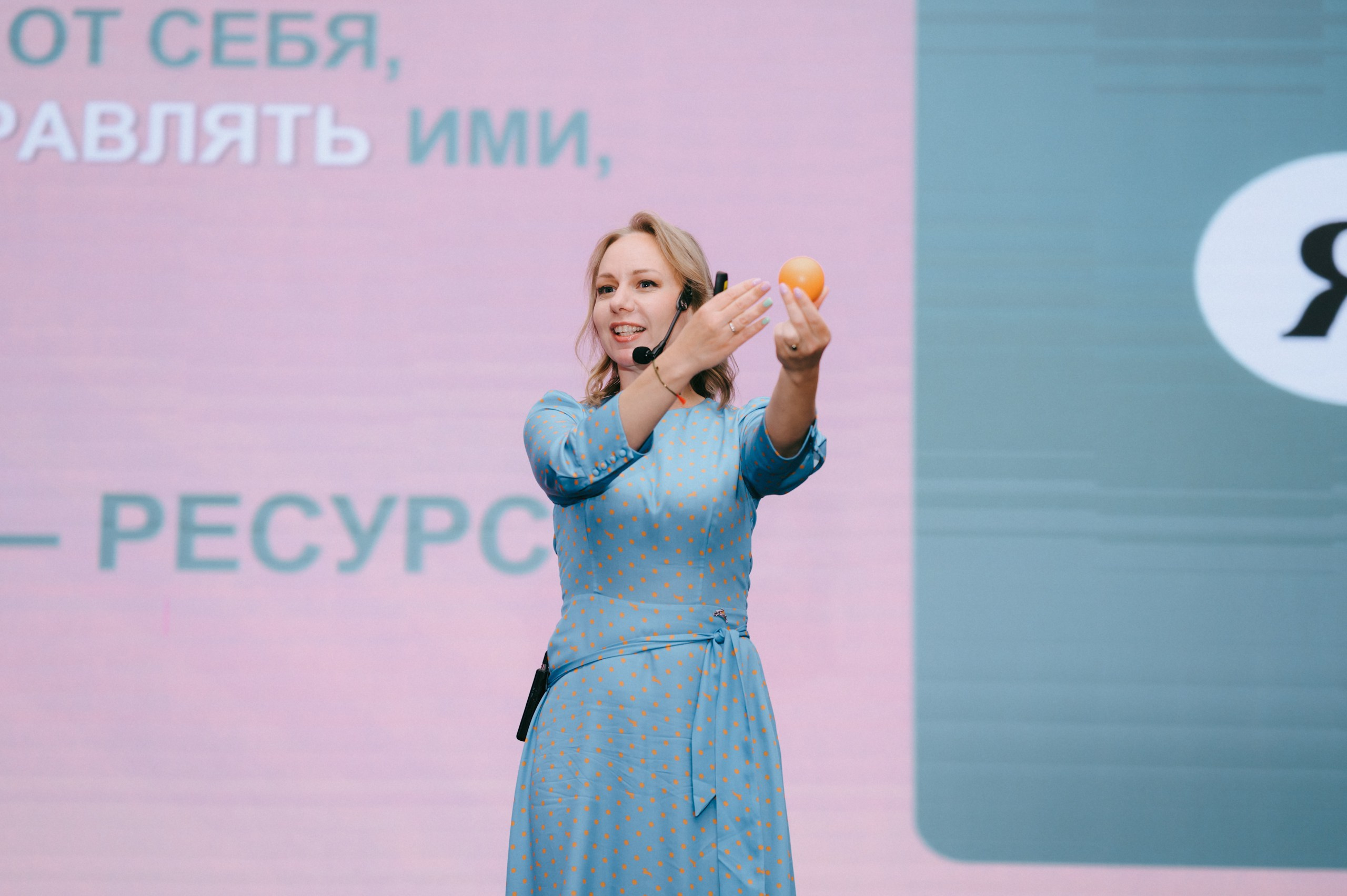 Репортажная съёмка конференции. Komonev