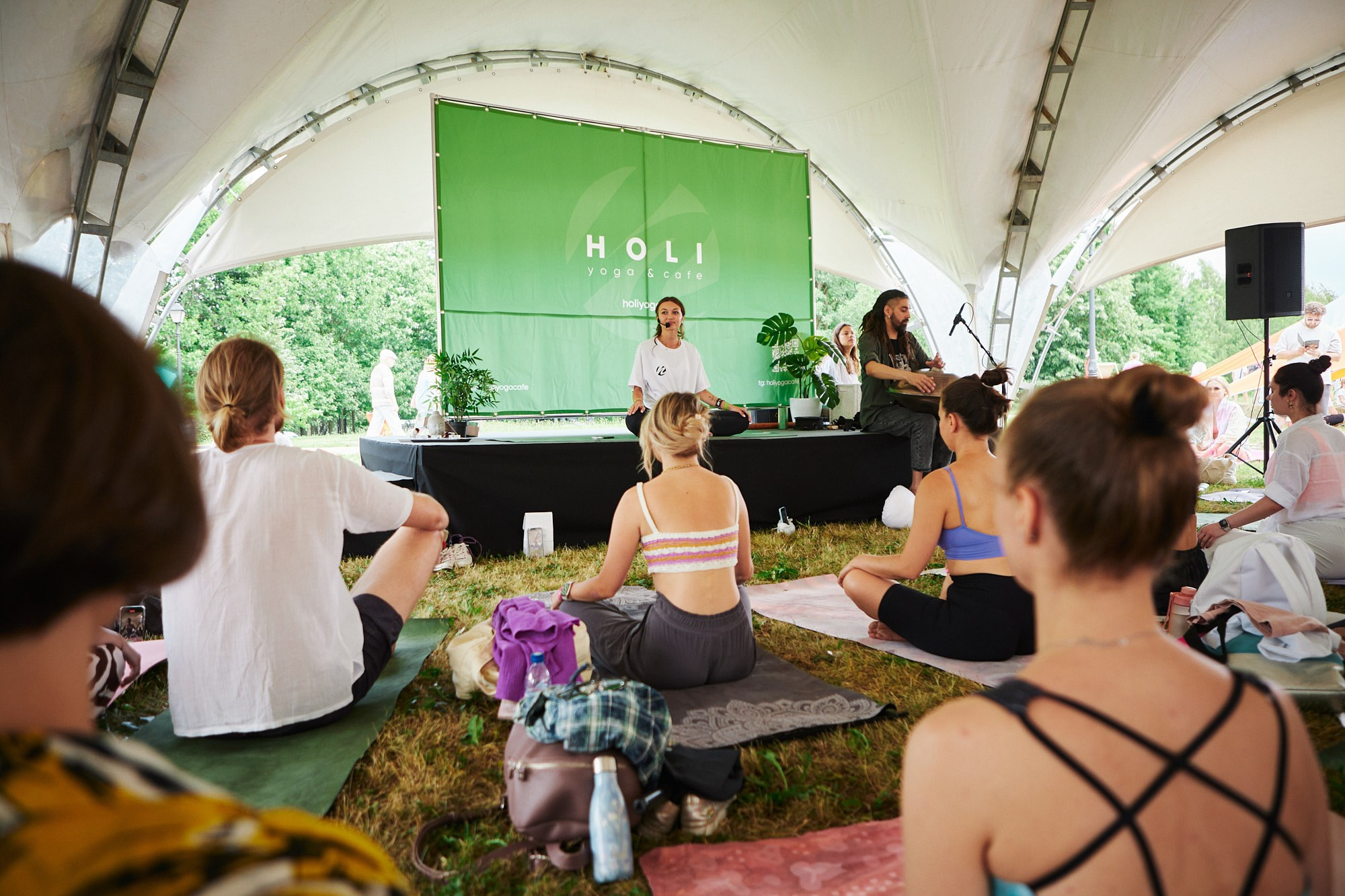 HOLI Yoga — репортажная съёмка фестиваля йоги в Москве. Репортажный фотограф в Москве — Дмитрий Тарасов | Съёмка мероприятий, концертов, корпоративов