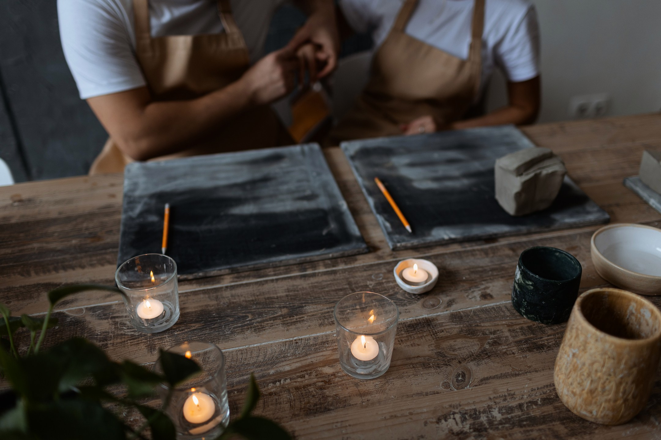  Влюбленные за гончарным кругом в мастерской Ярославля, создают глиняные изделия  