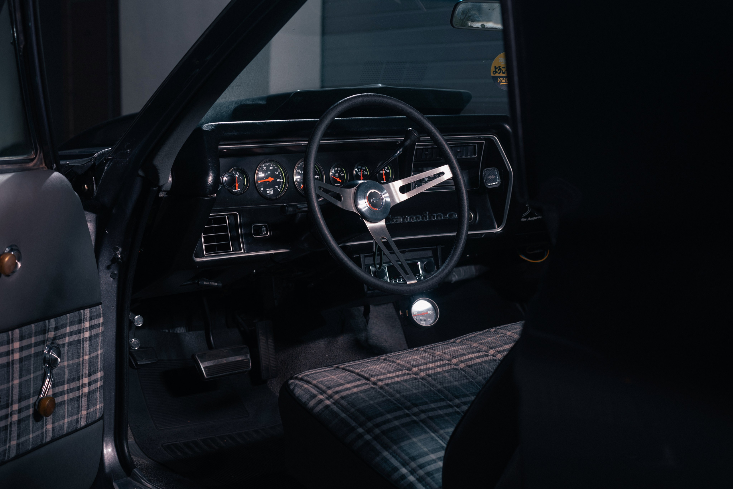 приборная панель старого автомобиля как отдельный вид искусства