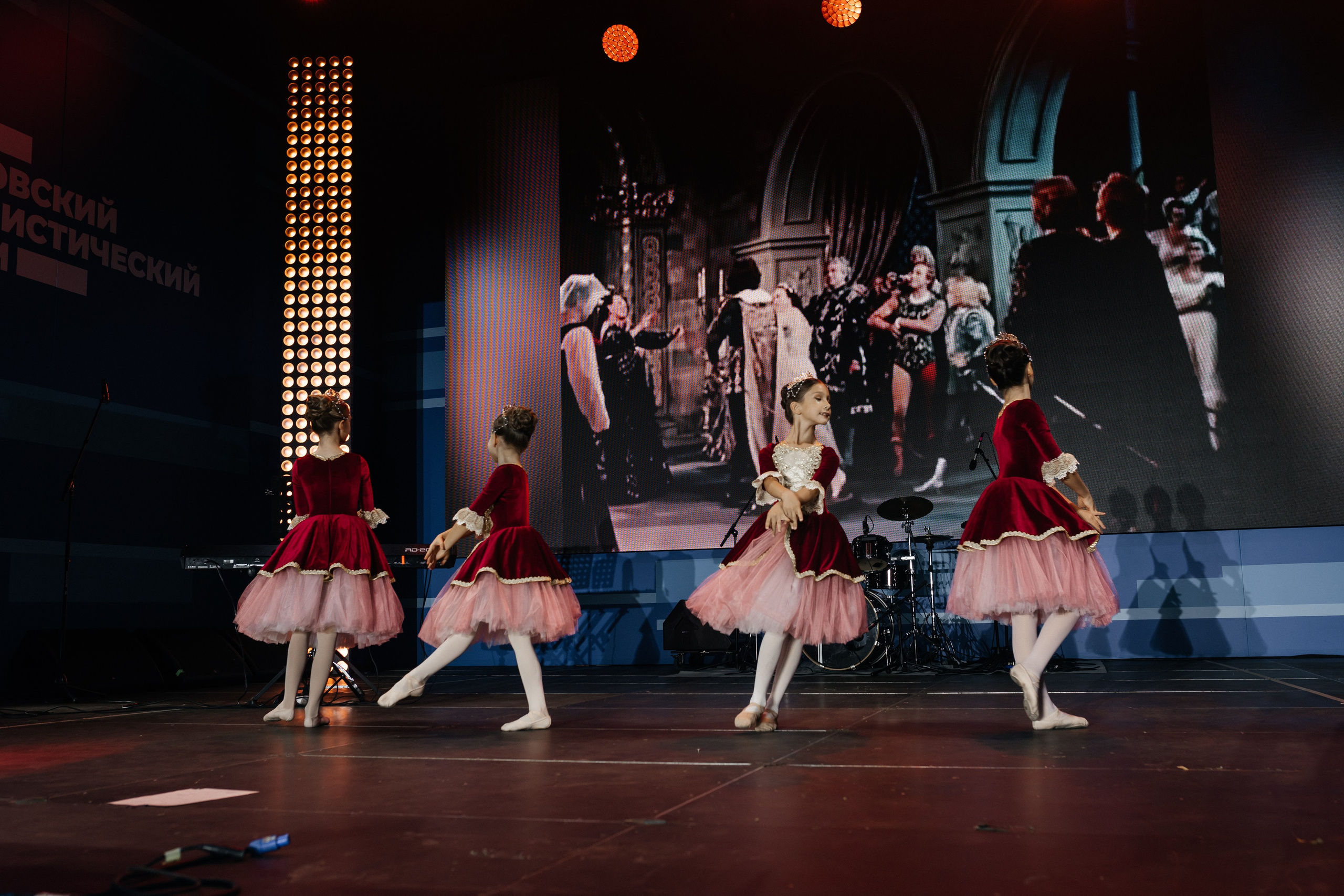 Московский урбанистический форум. Фонд Оксаны Фёдоровой. Ромео и Джульета. Фотограф Наталия Федосова, г. Москва. TG и Instagram @nataliya_raw