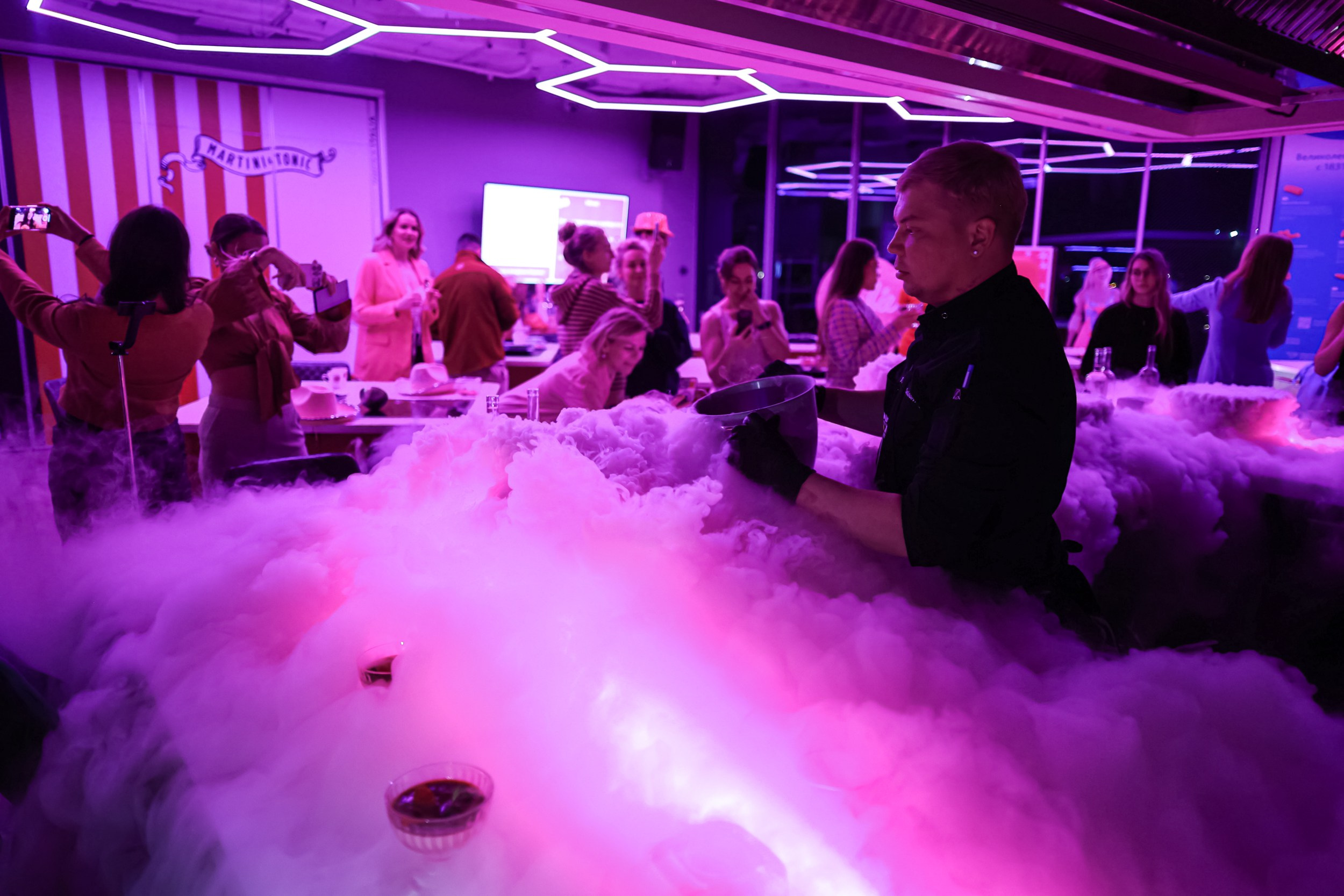 Вечеринка 8 марта в EventyOn. Репортажный фотограф видеограф в Москве Ольга Плаксина