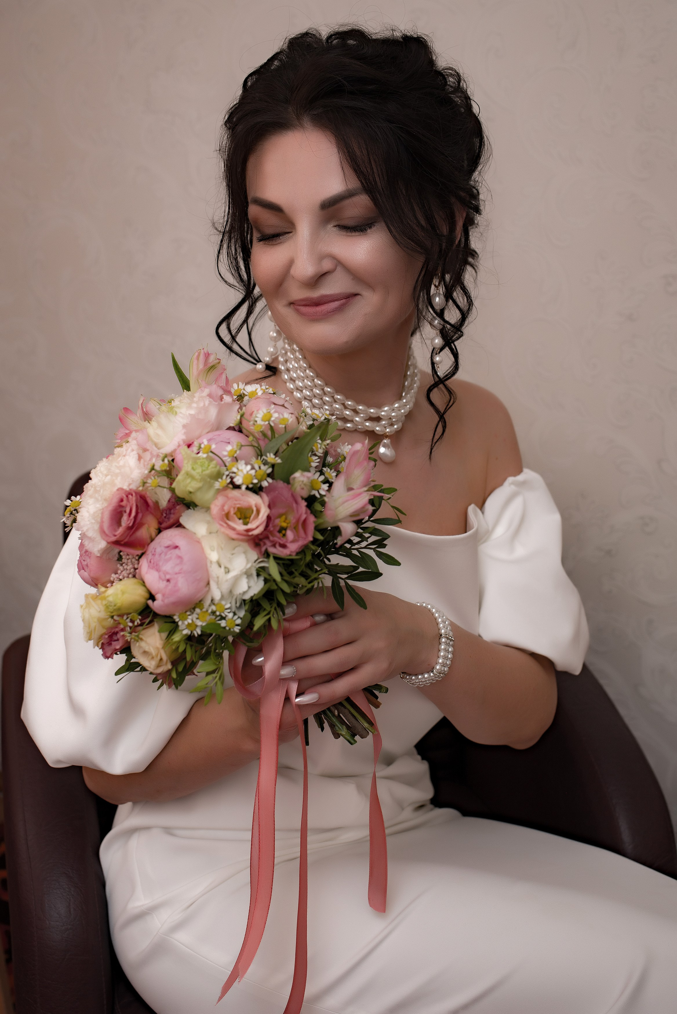 Свадебная фотография невесты с букетом в загсе г. Кохма свадебный фотограф Коляганов Николай