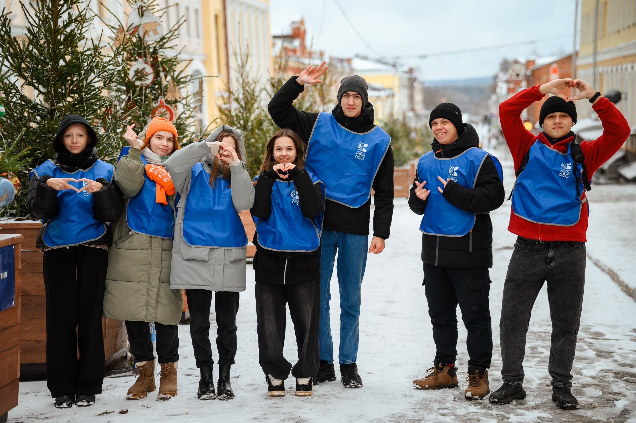 Новогодние волонтеры | Открытие Новогодней столицы Кирова 2025. Репортажный фотограф в Кирове Александр Лутошкин