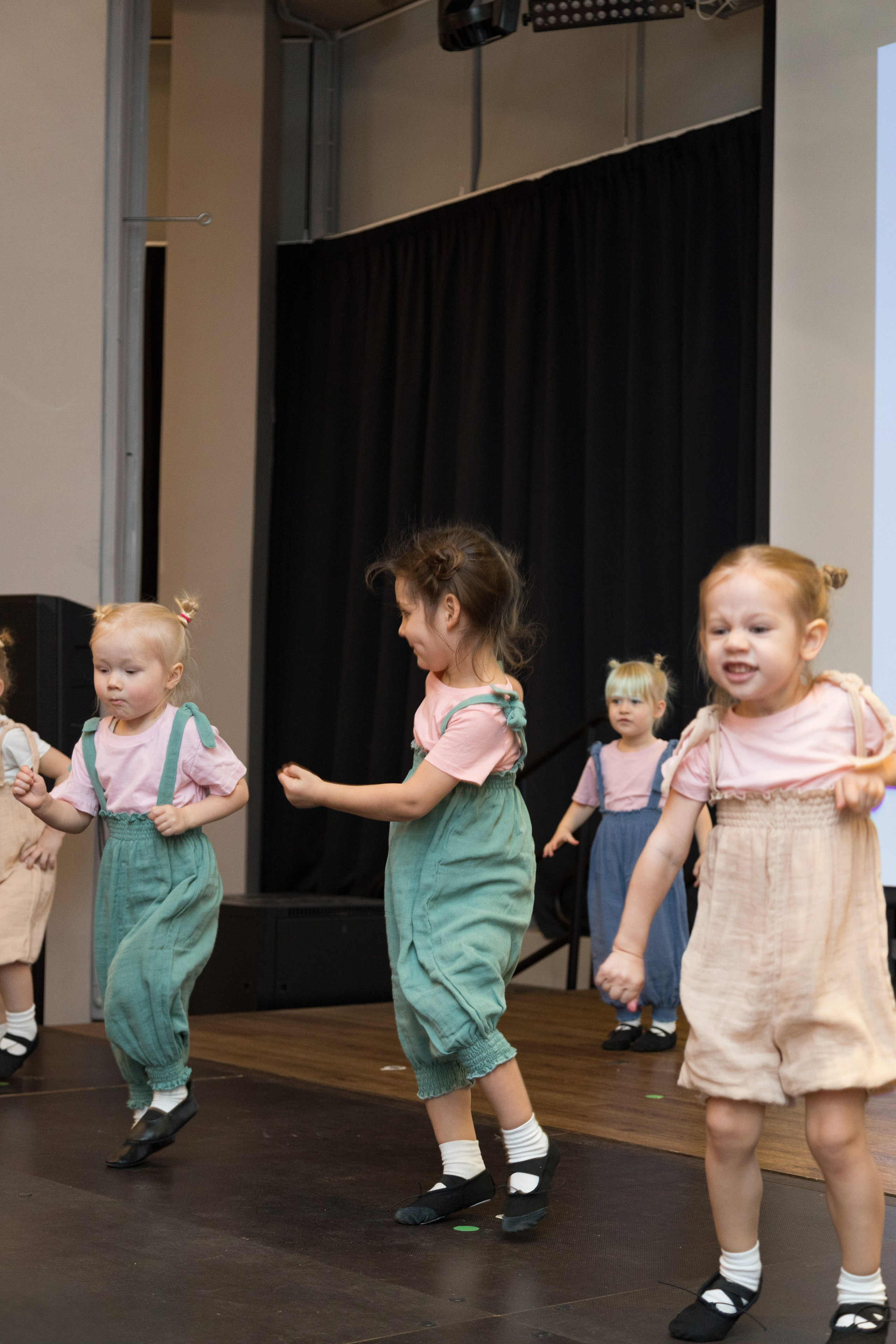 Отчетный концерт танцевального коллектива «ПЕТЕРБУРИКИ». Детский и контент фотограф Надя Волкова Санкт-Петербург