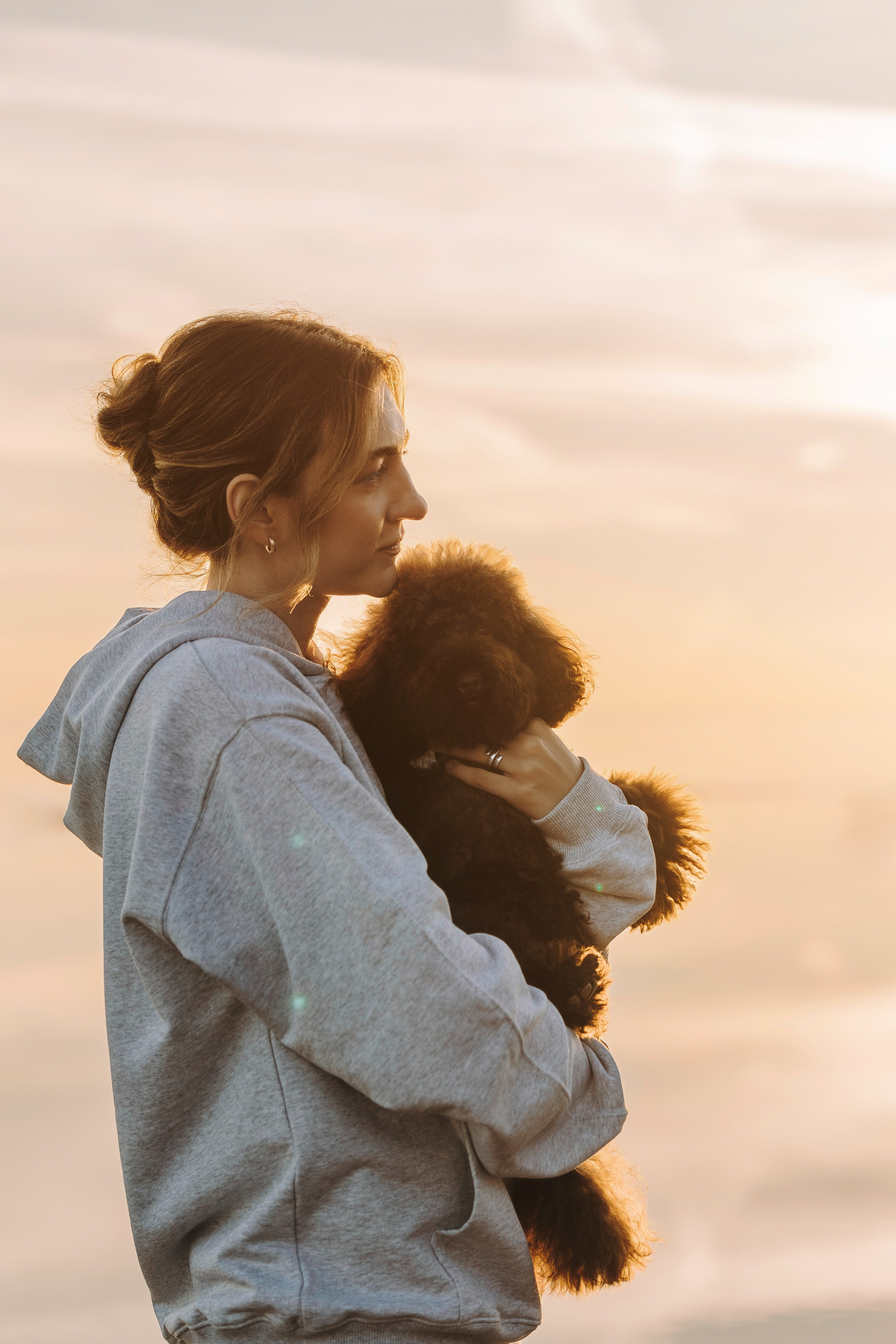 Фотосессия девушки с пуделем на пляже на закате. Фотограф анималист в Спб недорого Олеся Майорова