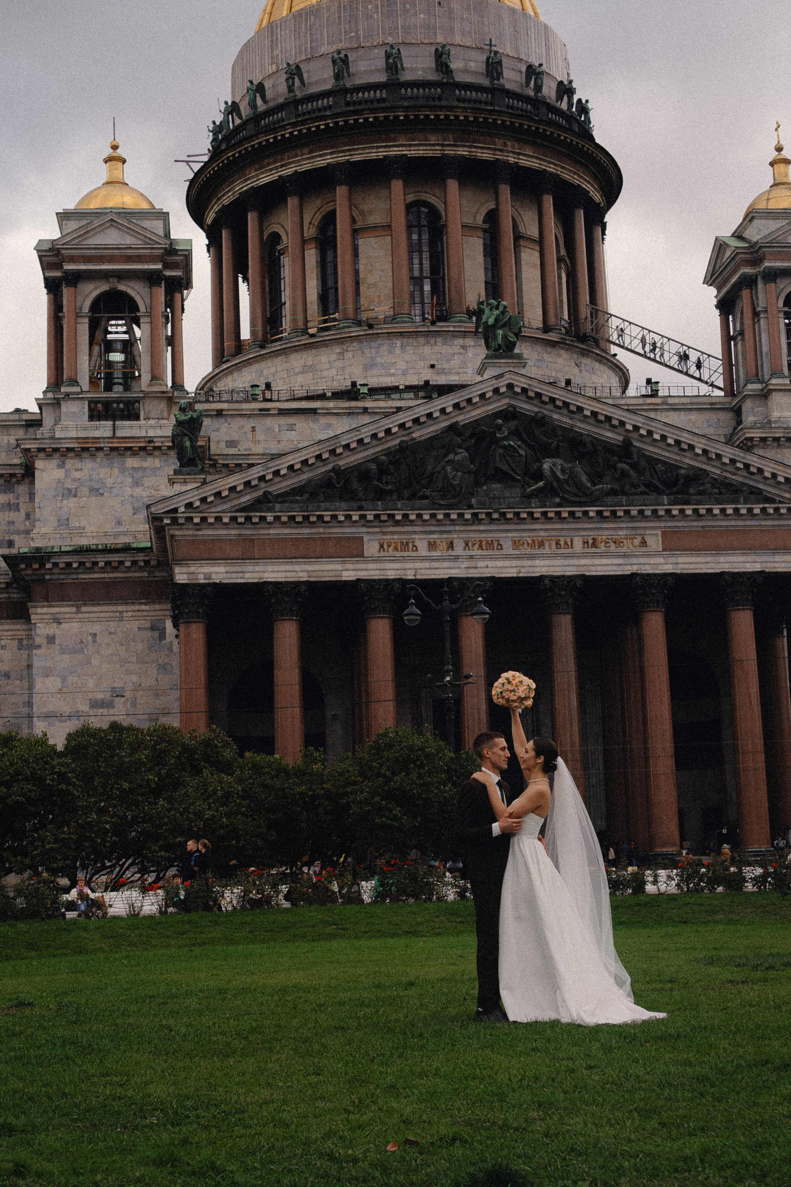 СВАДЕБНАЯ ПРОГУЛКА В САНТК-ПЕТЕРБУРГЕ (ИСАКИЕВСКИЙ СОБОР, ЗИМНЯЯ КАНАВКА, ЭРМИТАЖ И БОЛЬШАЯ МОРСКАЯ УЛИЦА). Профессиональный фотограф, Санкт-Петербург — Виктория Богомолова