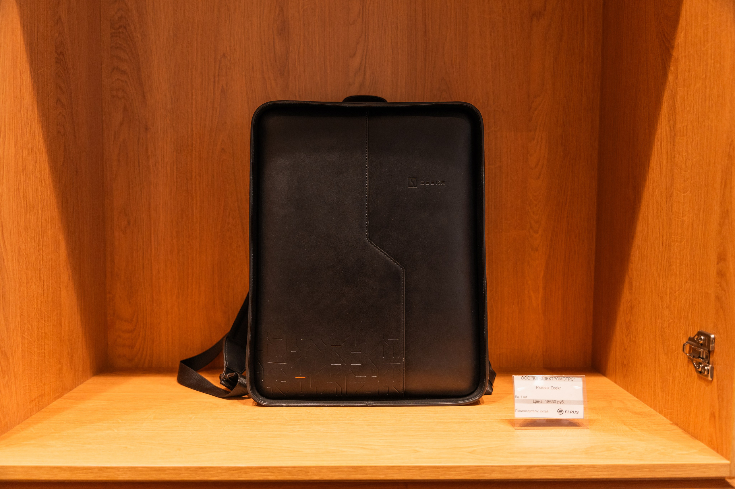 Интерьерная фотосъемка автосалона Elrus в Краснодаре. Zeekr, LiXiang Профессиональная фотосъемка интерьера премиум-автосалона в Краснодаре. Шедевры для Вас! Фотограф и Видеограф в Краснодаре Пахиев Руслан