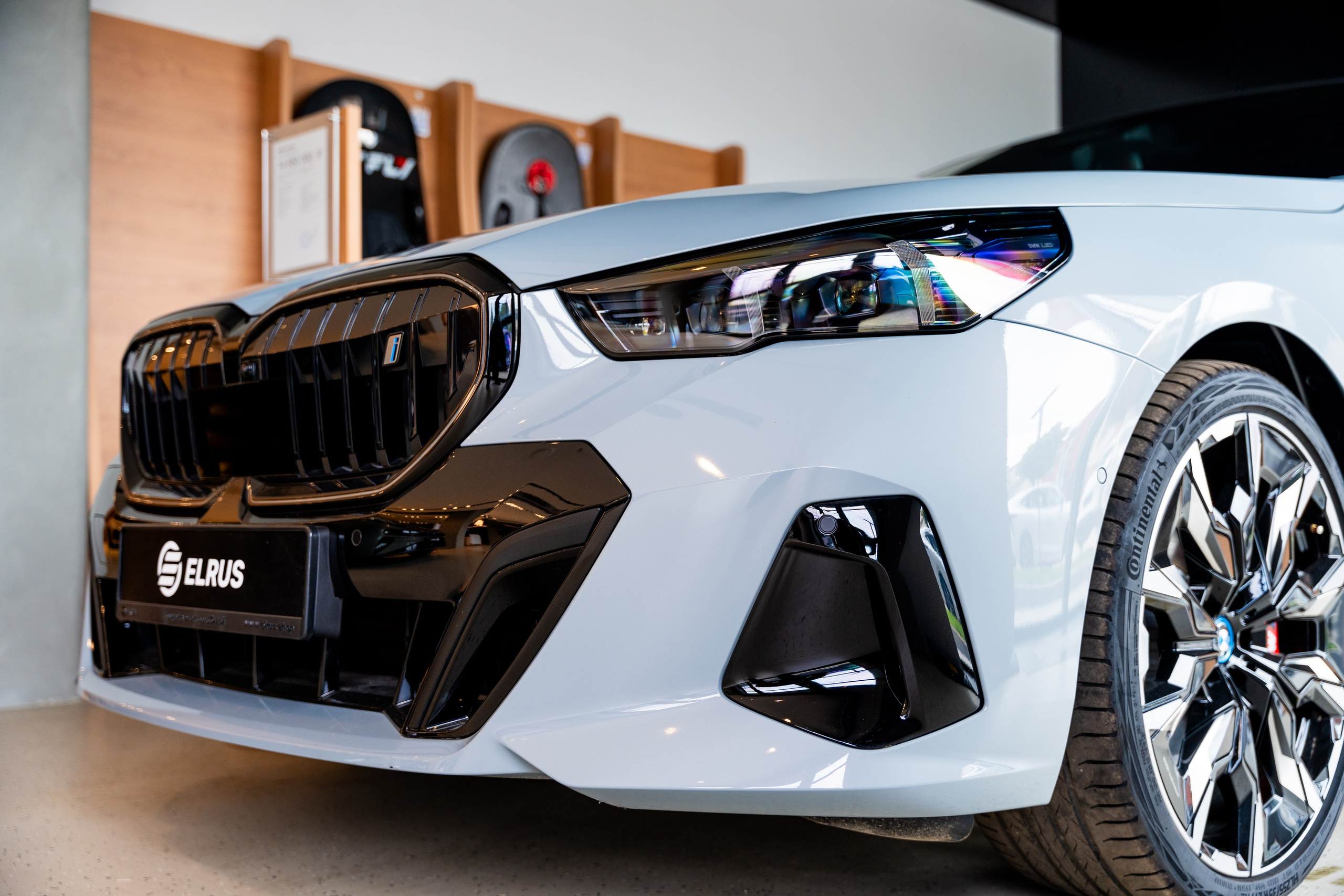 Интерьерная фотосъемка автосалона Elrus в Краснодаре. Zeekr, LiXiang Профессиональная фотосъемка интерьера премиум-автосалона в Краснодаре. Шедевры для Вас! Фотограф и Видеограф в Краснодаре Пахиев Руслан