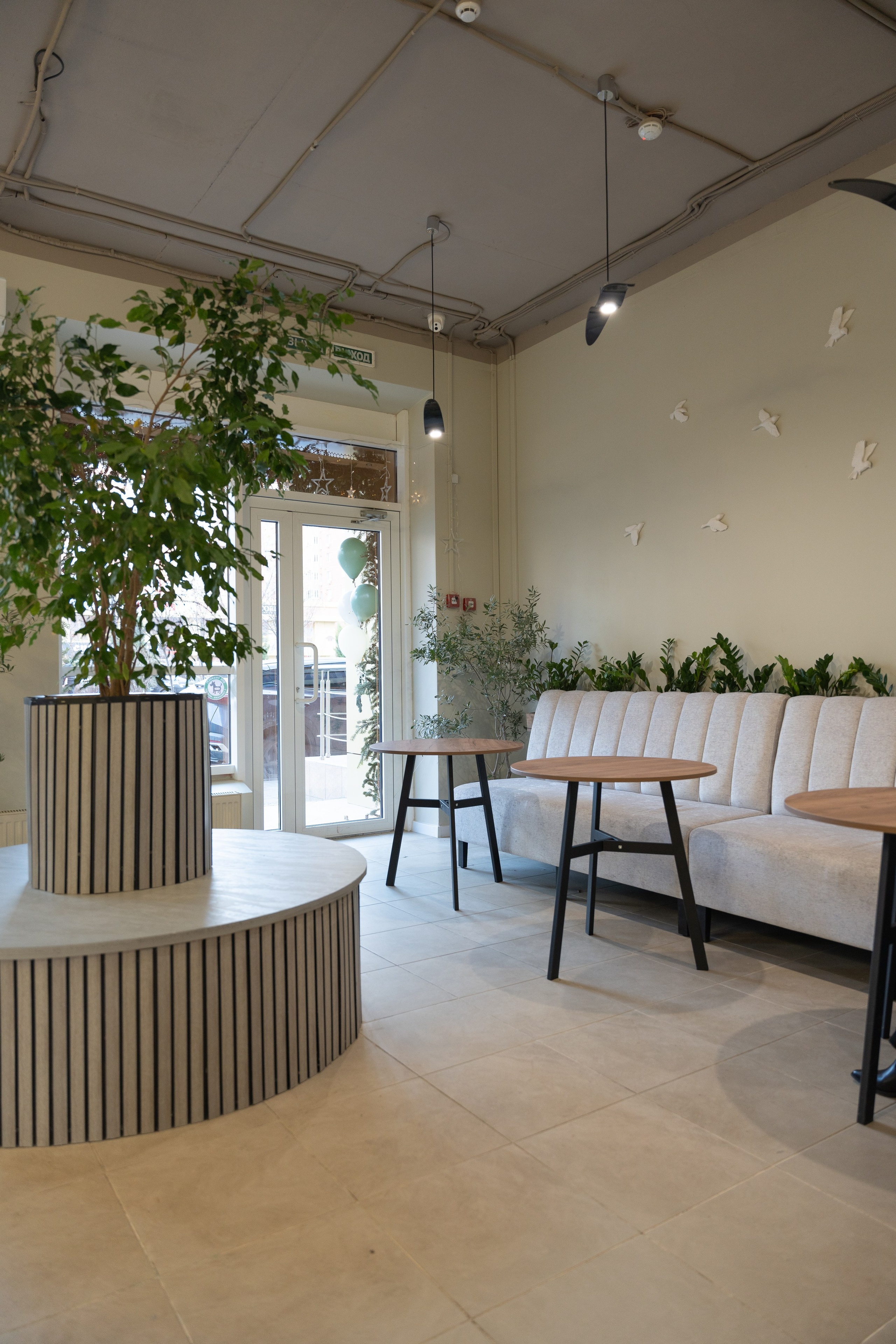 Интерьерная фотосъемка кофейни Love and Coffee — уютное место в Краснодаре Профессиональная фотосъемка интерьера кофейни в Краснодаре — Love. Шедевры для Вас! Фотограф и Видеограф в Краснодаре Пахиев Руслан