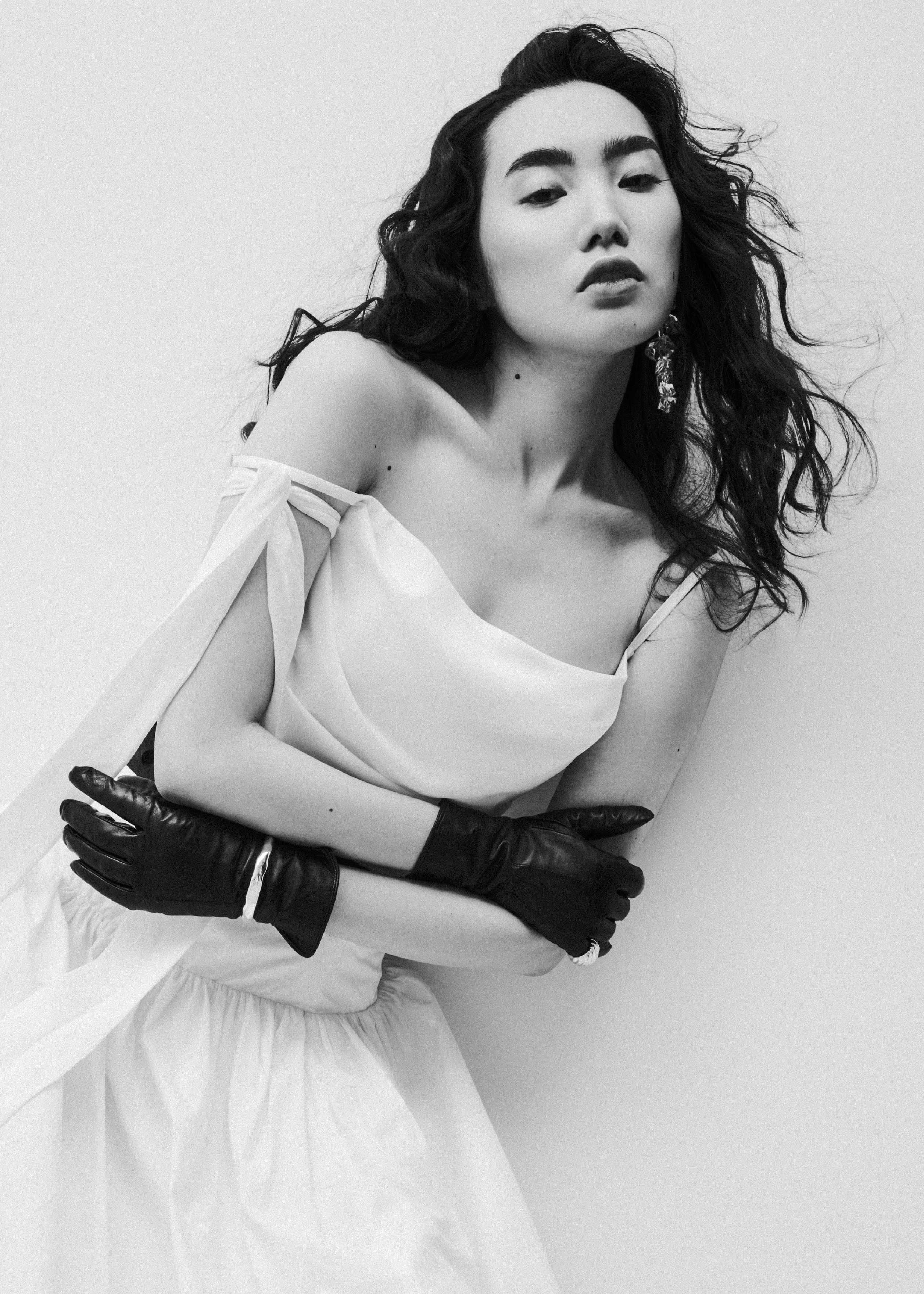 Черно-белая фотография красивой девушки с азиатской внешности