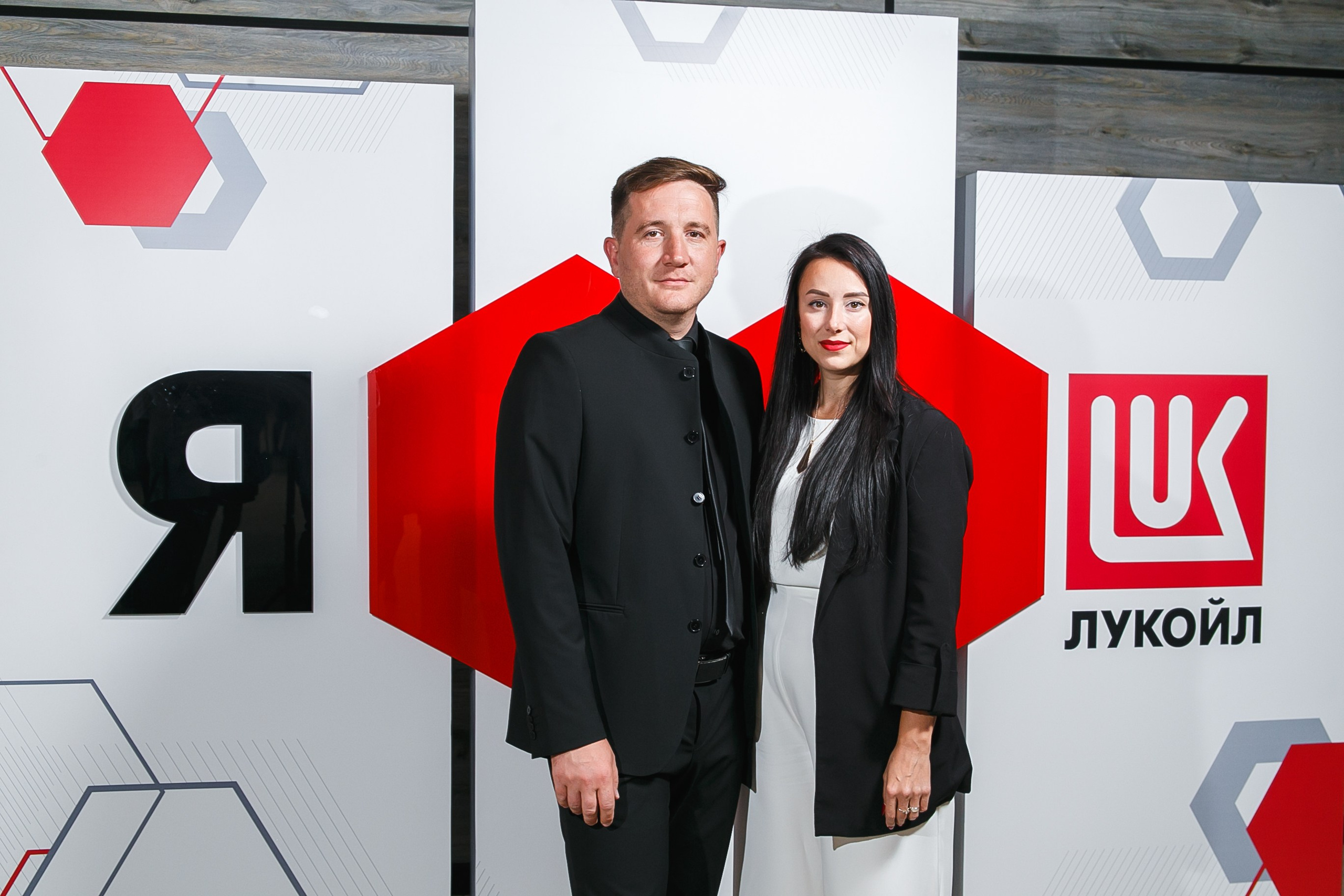 Фотозона на корпоративном мероприятии Лукойла в ДК Царицын. Событийный фотограф Максим Бескоровайновнов