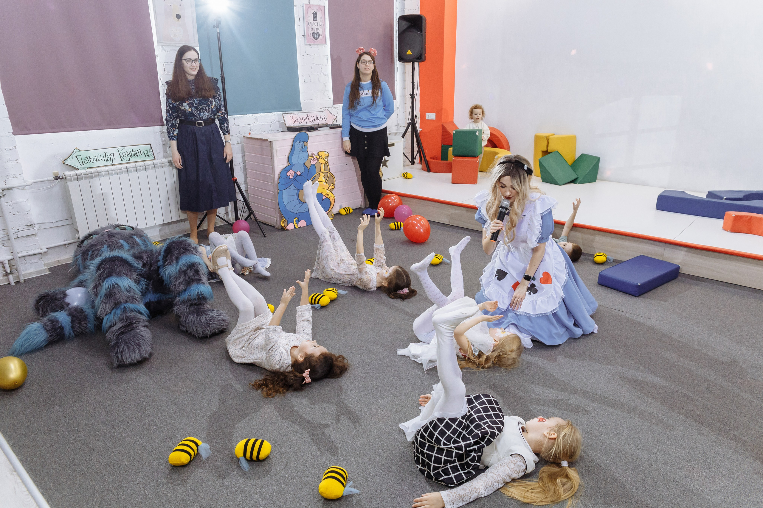 Олеся празднует свое 6 летие в компании Алисы, Чеширского кота и друзей. Событийный фотограф Максим Бескоровайновнов