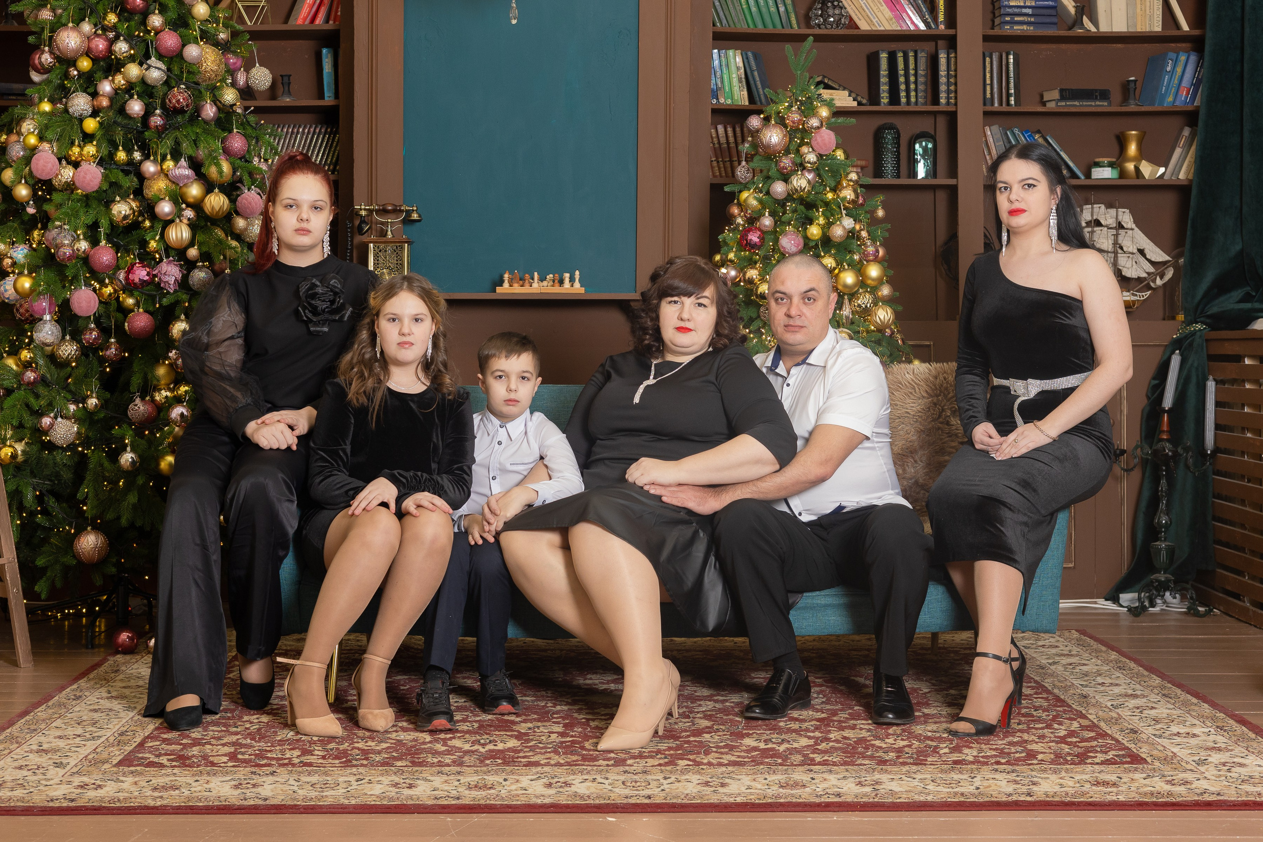 Семейный портрет возле новогодней елки