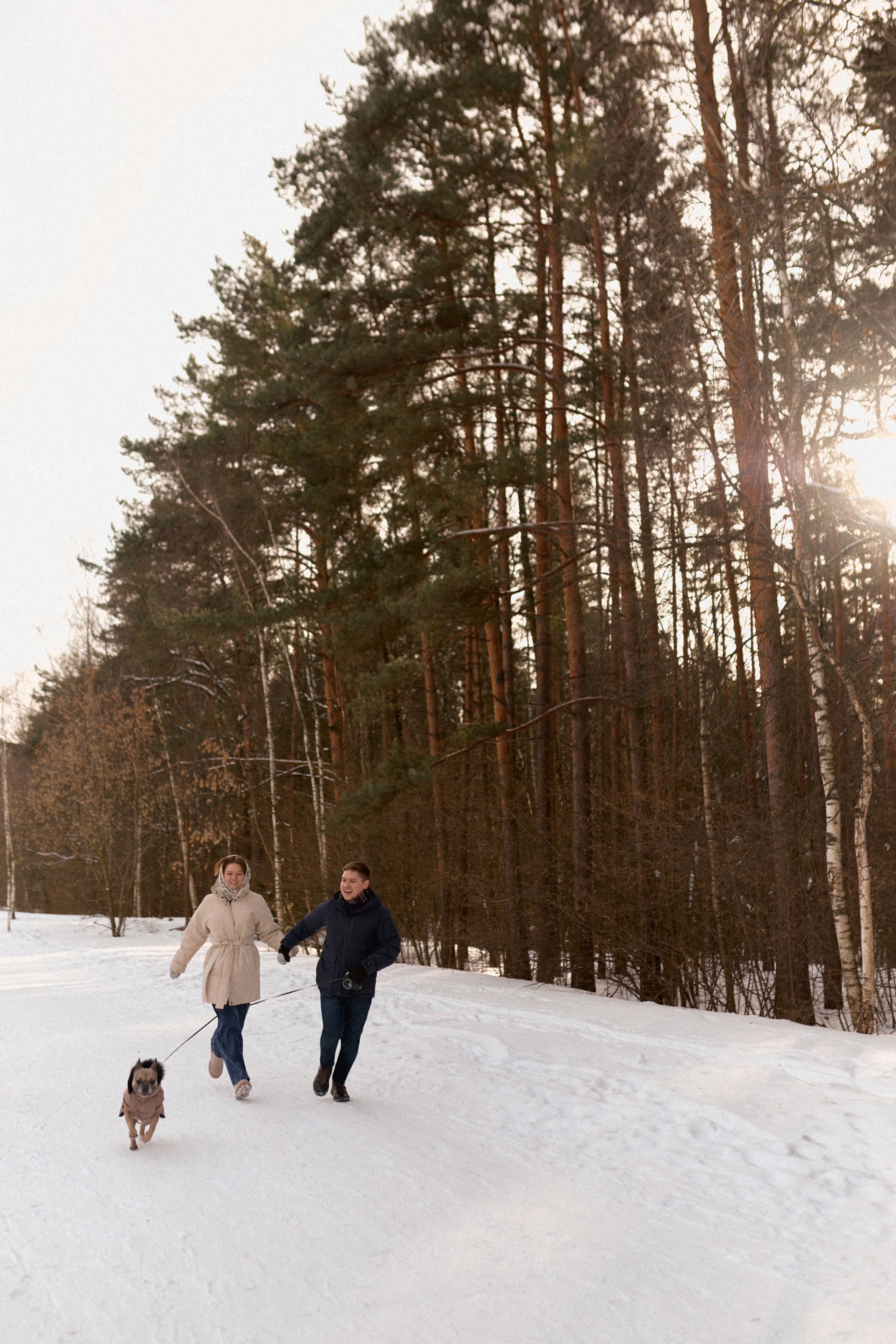 Лавстори в зимнем лесу. Сестры Карабаза. Фотографы и ретушеры в Москве и Санкт-Петербурге