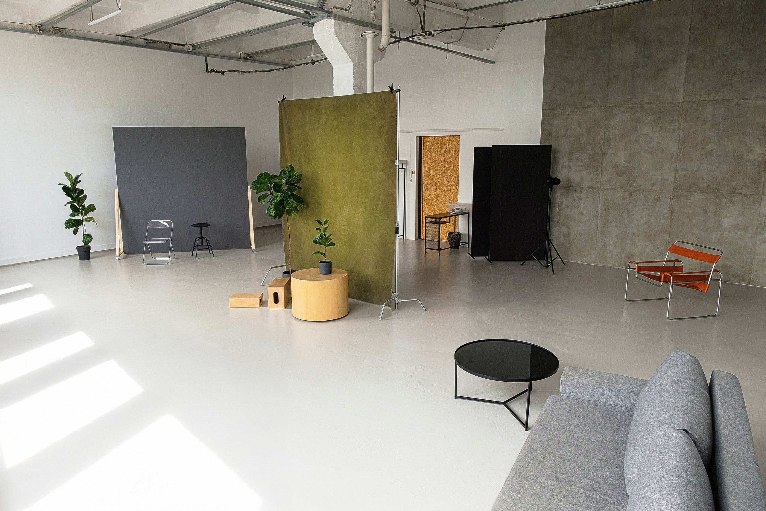 Стильная фотостудия с бетонной стеной. 5loft Фотостудия в Ижевске