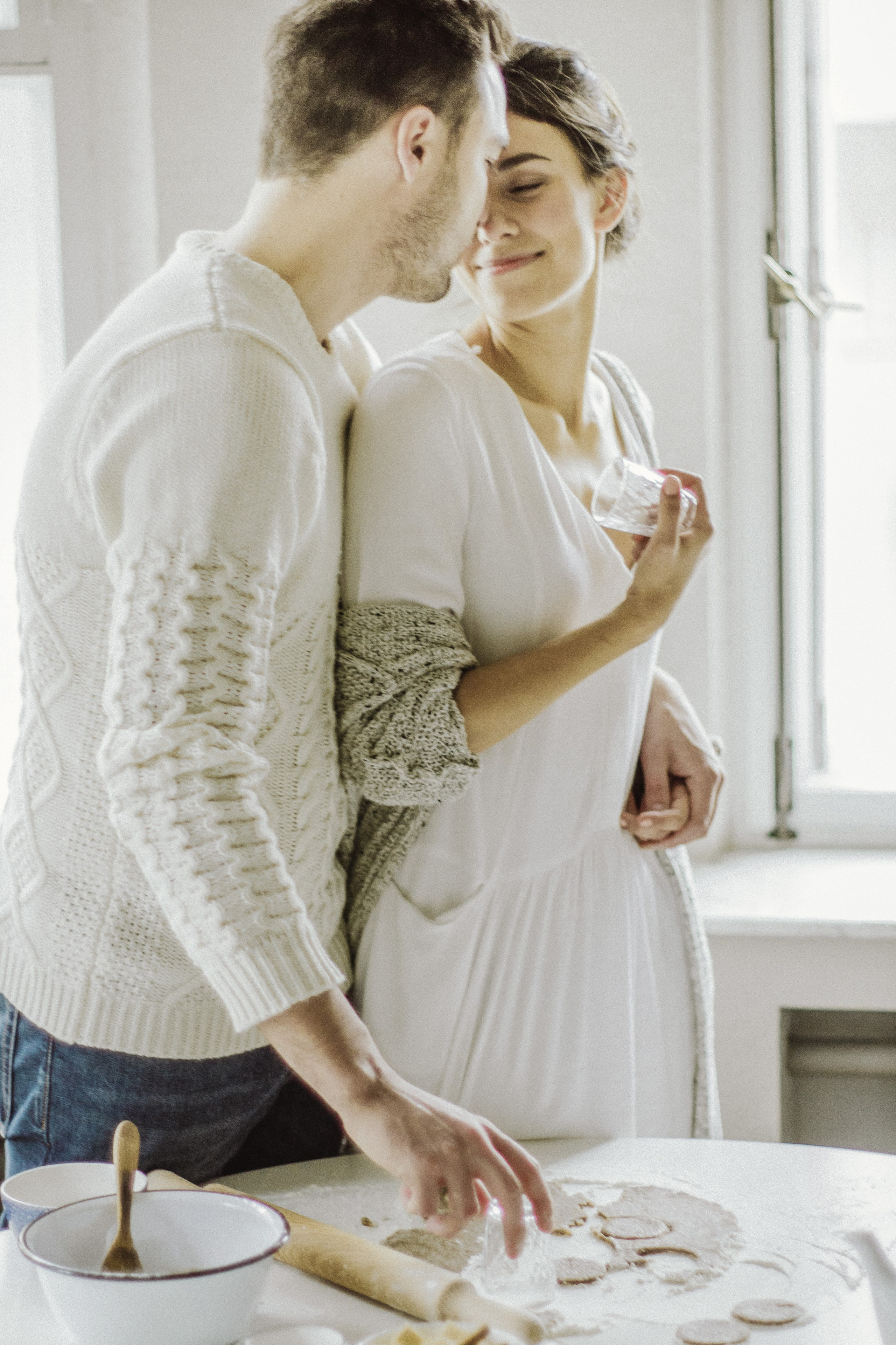 Уютная зимняя фотосессия для двоих дома